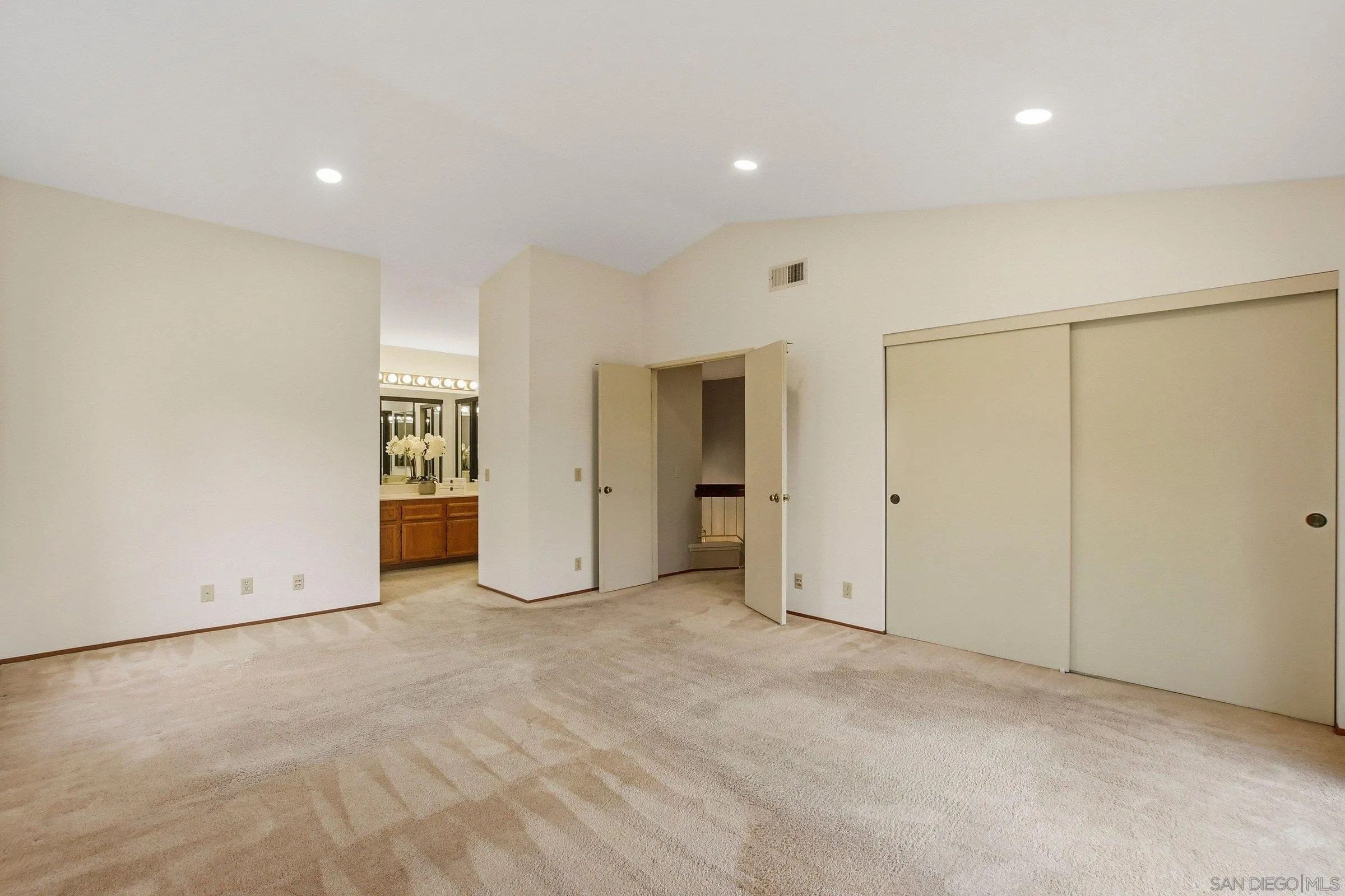 https://cdn.realtyfeed.com/cdn/127/260011587/1dfa19a9970ae4e2420edcd5544ce3de.webp