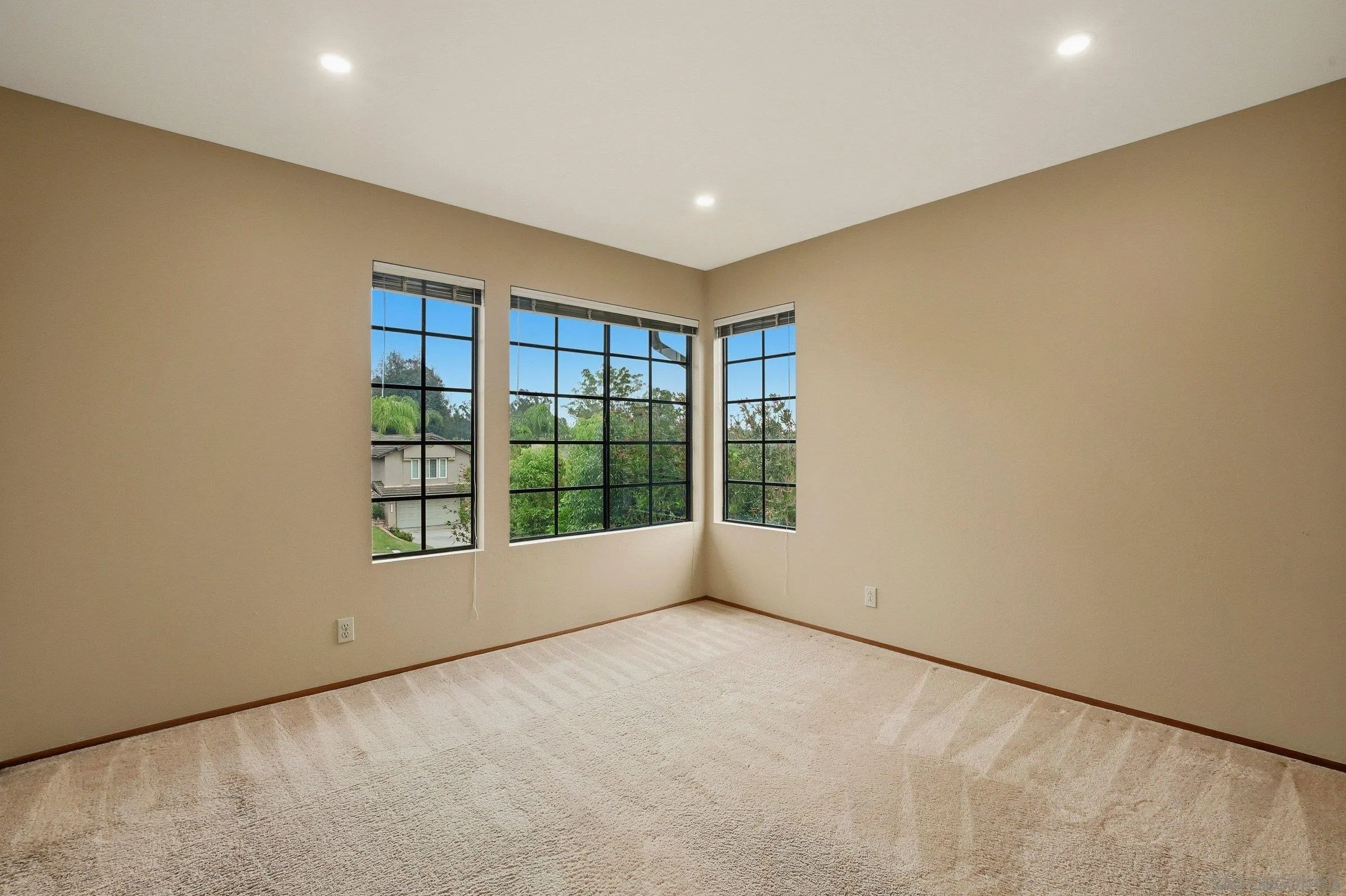 https://cdn.realtyfeed.com/cdn/127/260011587/30f60179e65265d646507b1cca30c9a5.webp