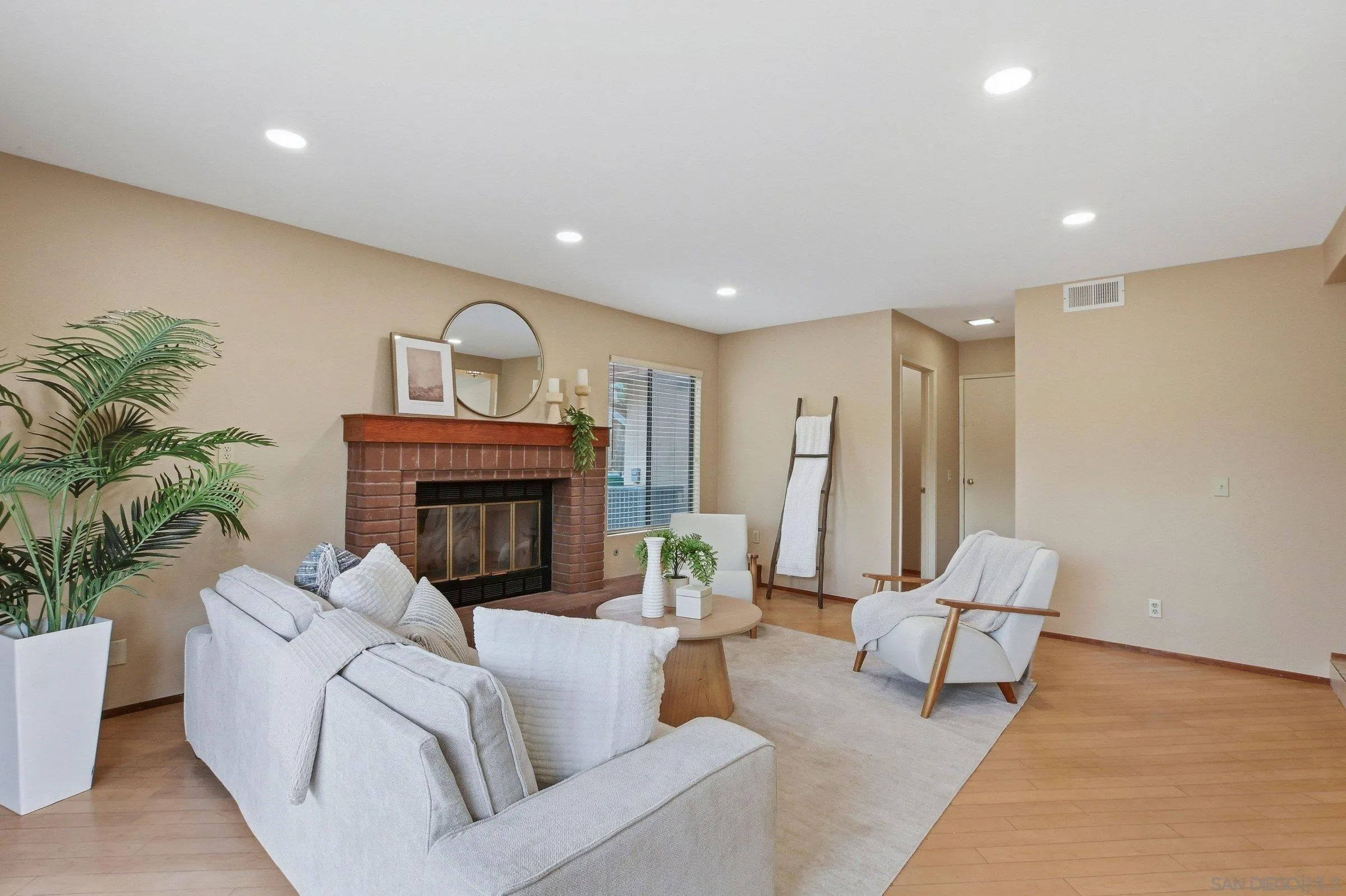 https://cdn.realtyfeed.com/cdn/127/260011587/c03054bb9a1d3a6885e25b2fd1abeac5.webp