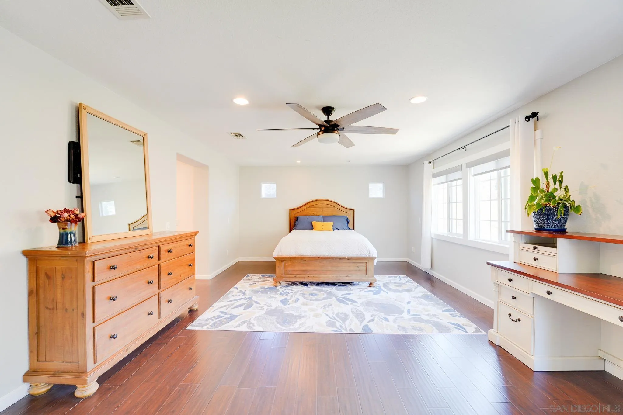 https://cdn.realtyfeed.com/cdn/127/260011592/68bdcc0c47bc476d8db5b0dc22e4bb1d.webp