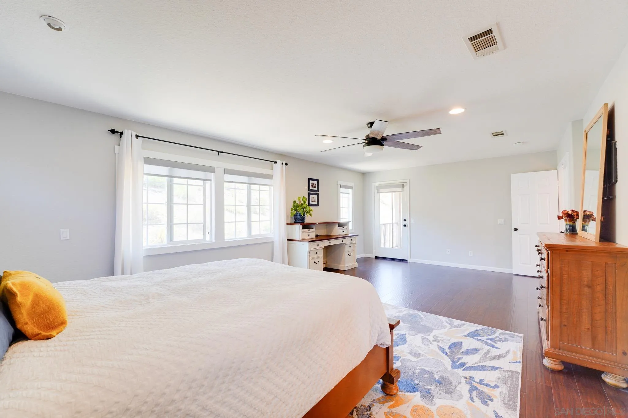https://cdn.realtyfeed.com/cdn/127/260011592/bb92d808fd4358f2cbd22b445402feeb.webp