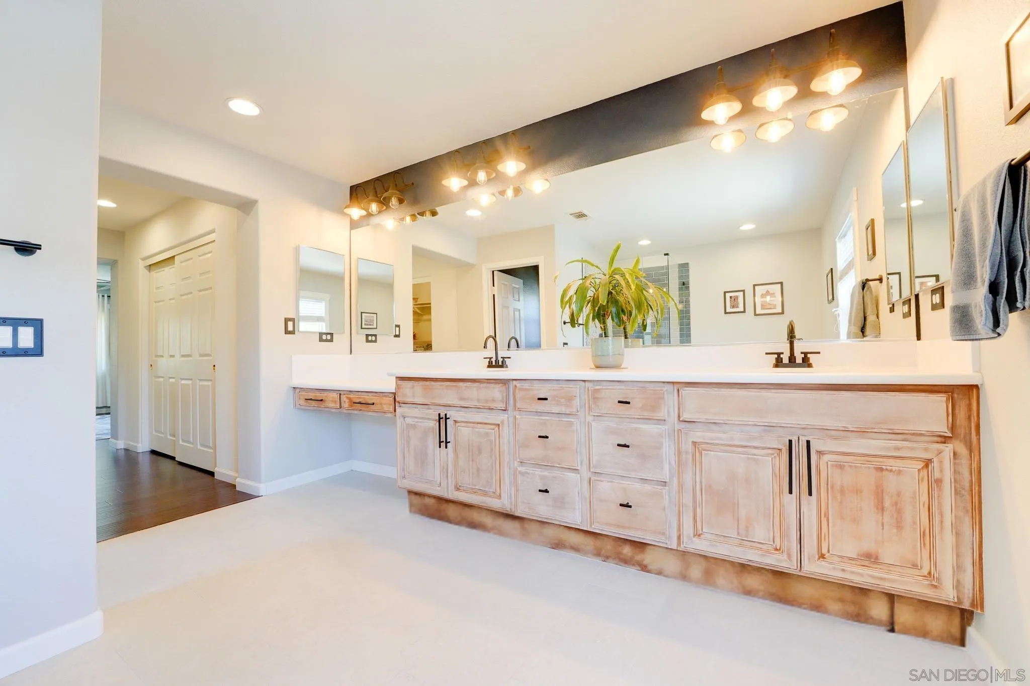 https://cdn.realtyfeed.com/cdn/127/260011592/fa8ae9cbad454ed44cb8fdcfe7f83ea5.webp