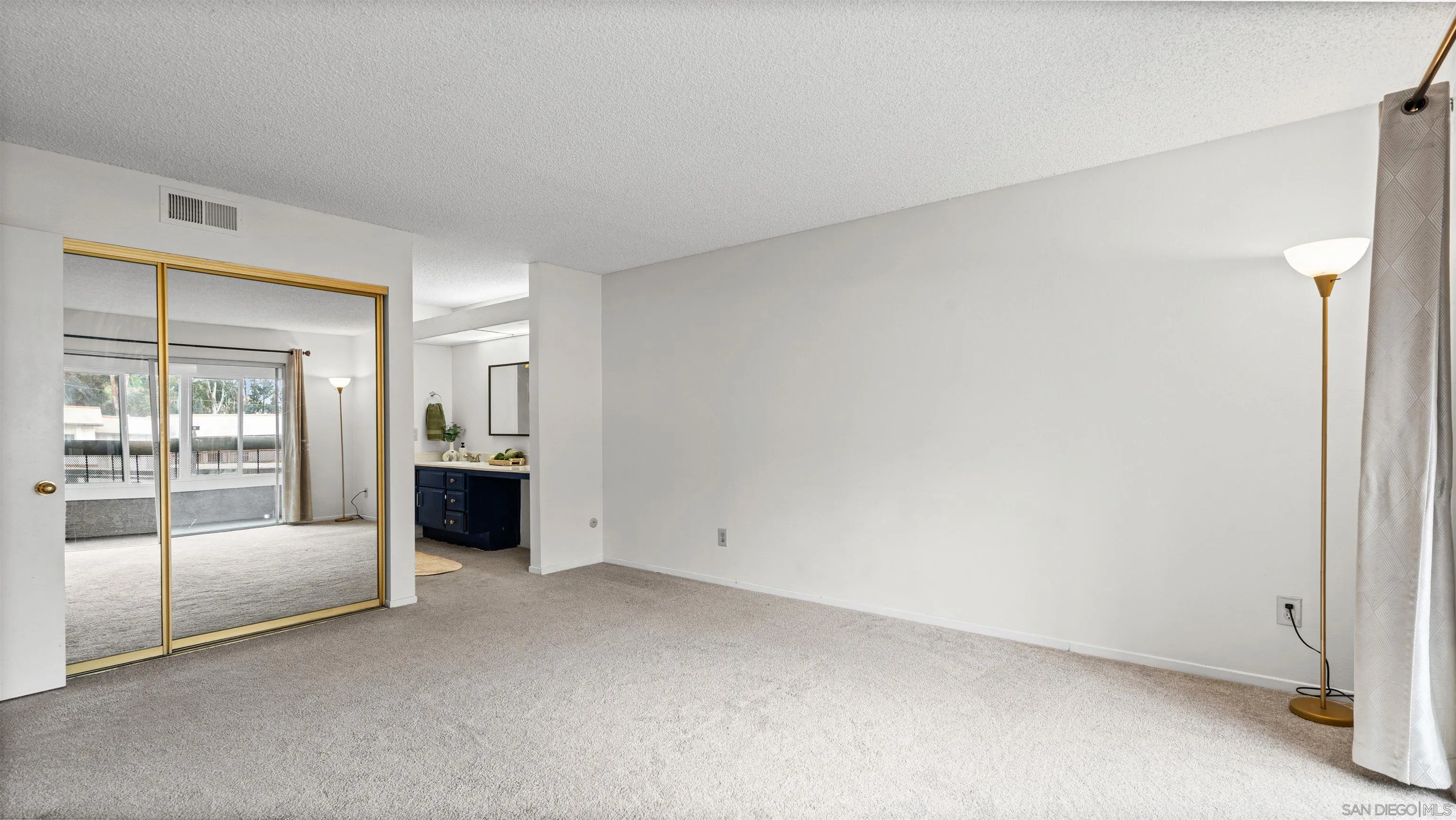 Photo #7: 260011597 Listing: Photo #7