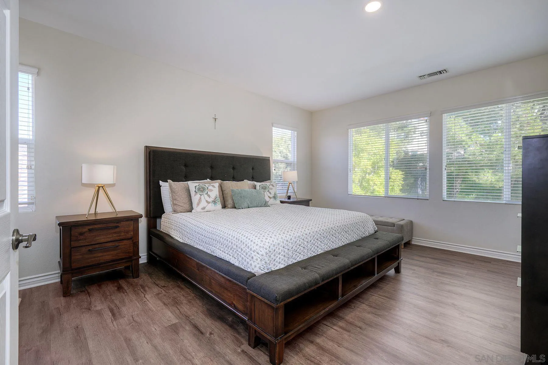 https://cdn.realtyfeed.com/cdn/127/260011605/303b3fd5421e0683dcfd4546a960a3e9.webp