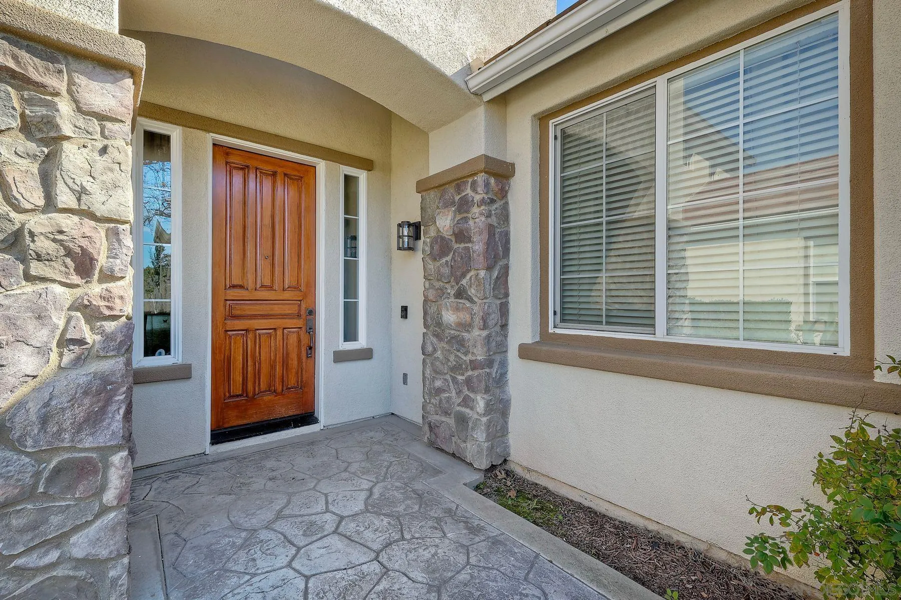 https://cdn.realtyfeed.com/cdn/127/260011605/8ef96ebe4a0c161b86337631b0b93314.webp