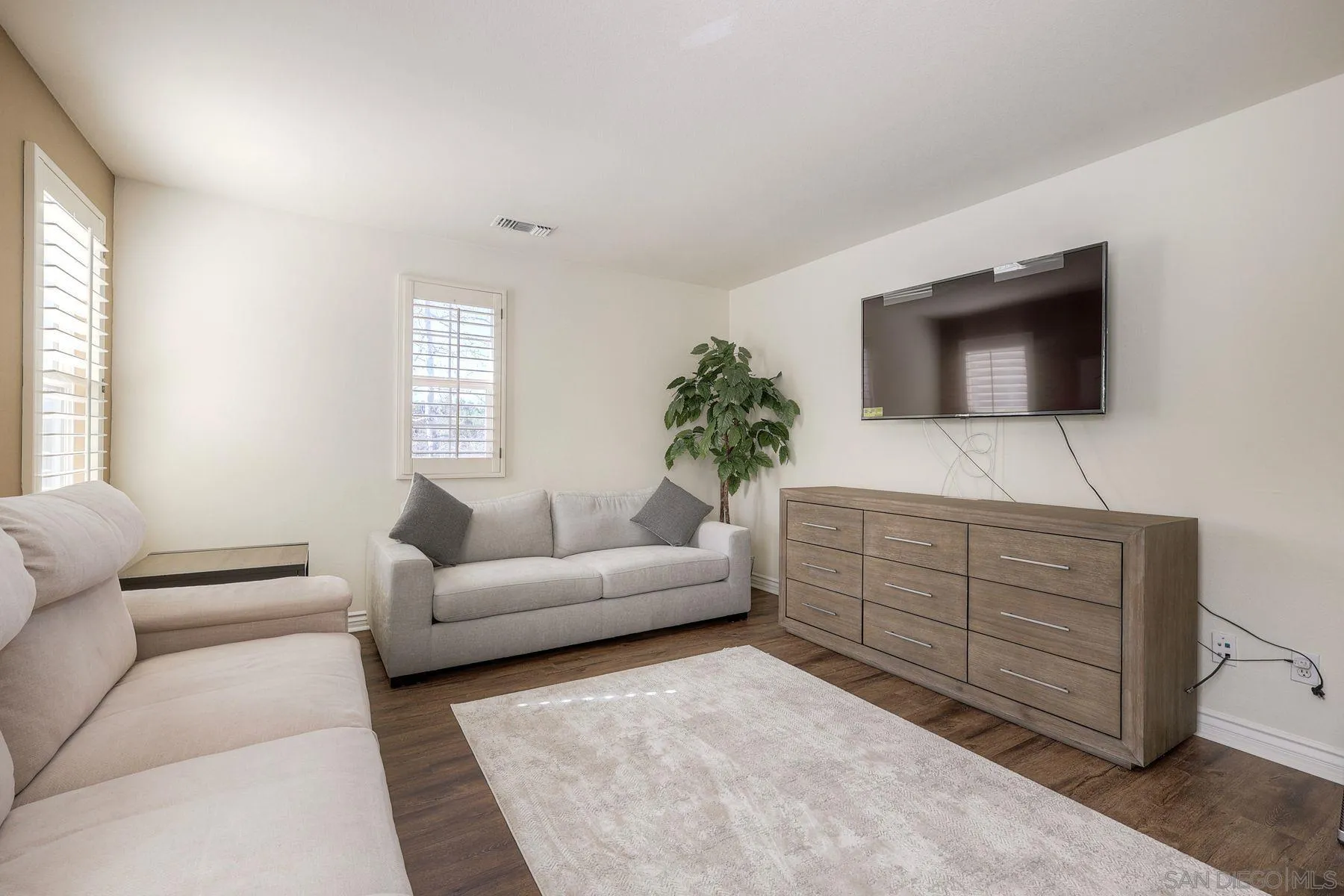 https://cdn.realtyfeed.com/cdn/127/260011605/f95c0115e40f14661f7e4a5b6820c27f.webp