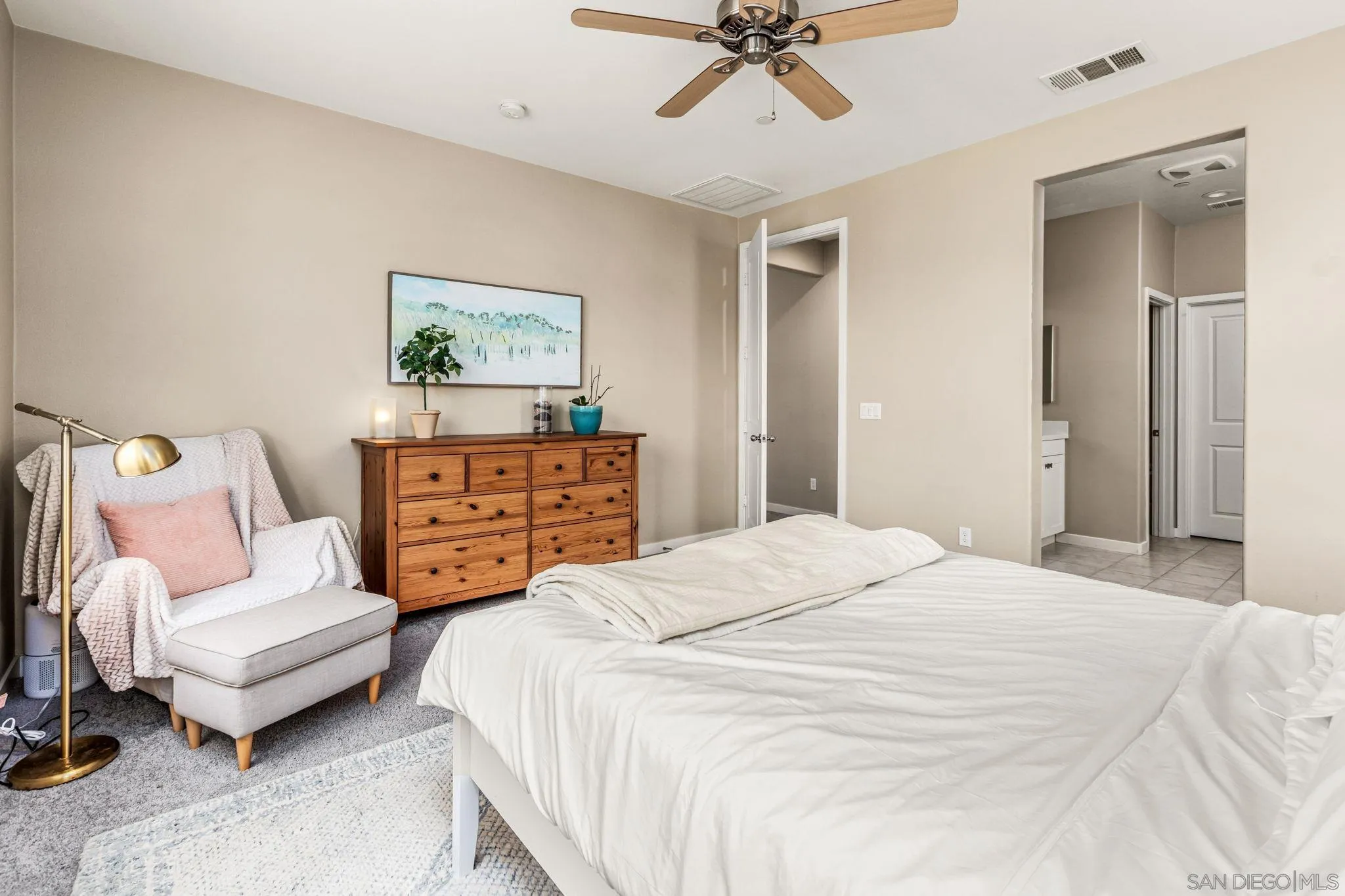 https://cdn.realtyfeed.com/cdn/127/260011607/861686de949f5b943a4dbf4edaf9704e.webp
