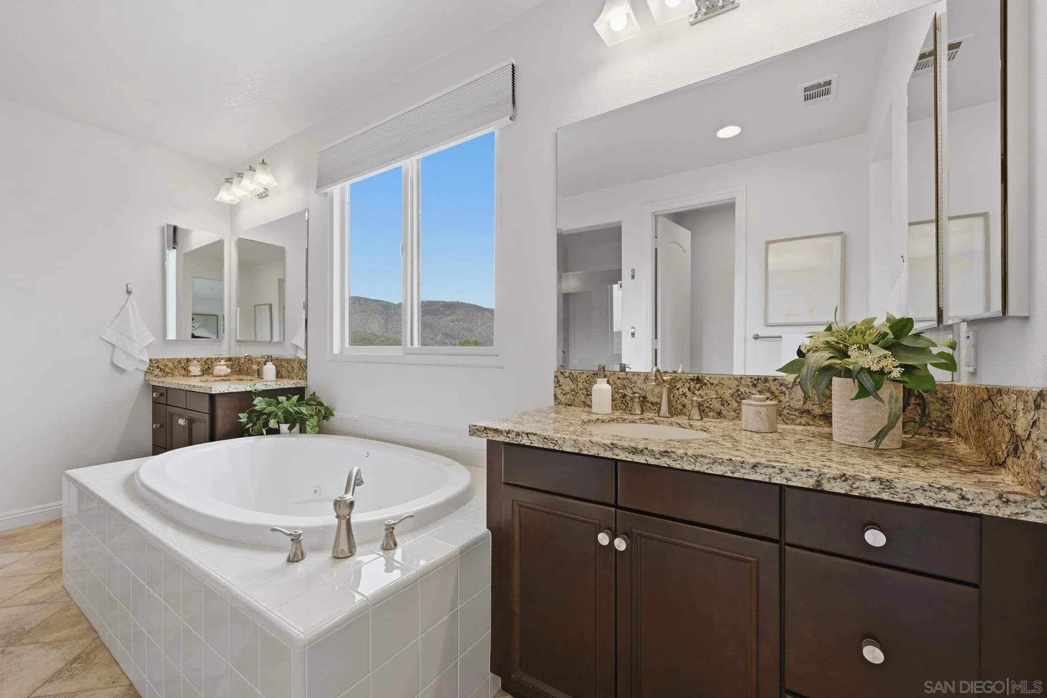 https://cdn.realtyfeed.com/cdn/127/260011617/16000414ca7e3e15c2ece07ac3ca9b54.webp