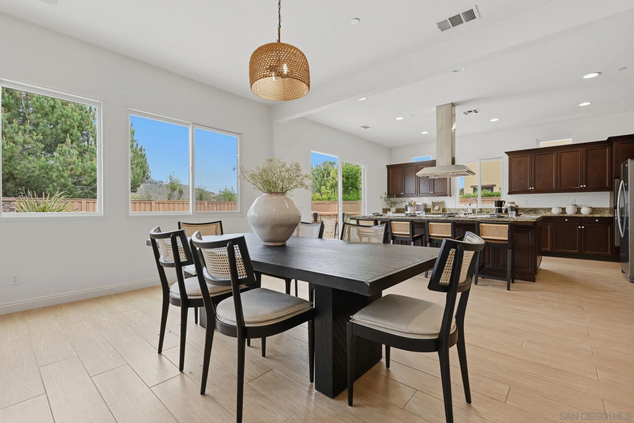 https://cdn.realtyfeed.com/cdn/127/260011617/581bff5abe58addf421f1e571fb7d46a.webp