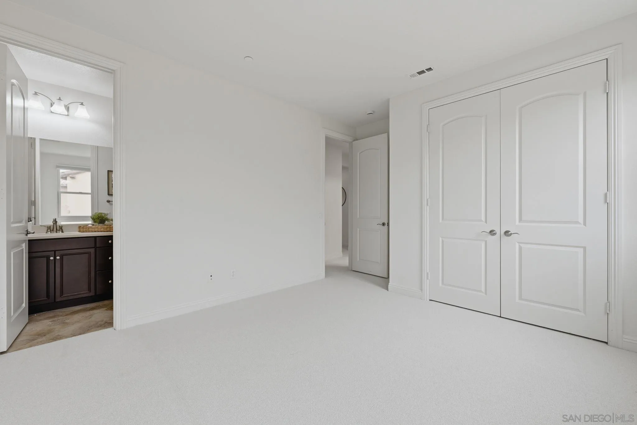 https://cdn.realtyfeed.com/cdn/127/260011617/829600a9bd528b380df1cec8b29b99c8.webp