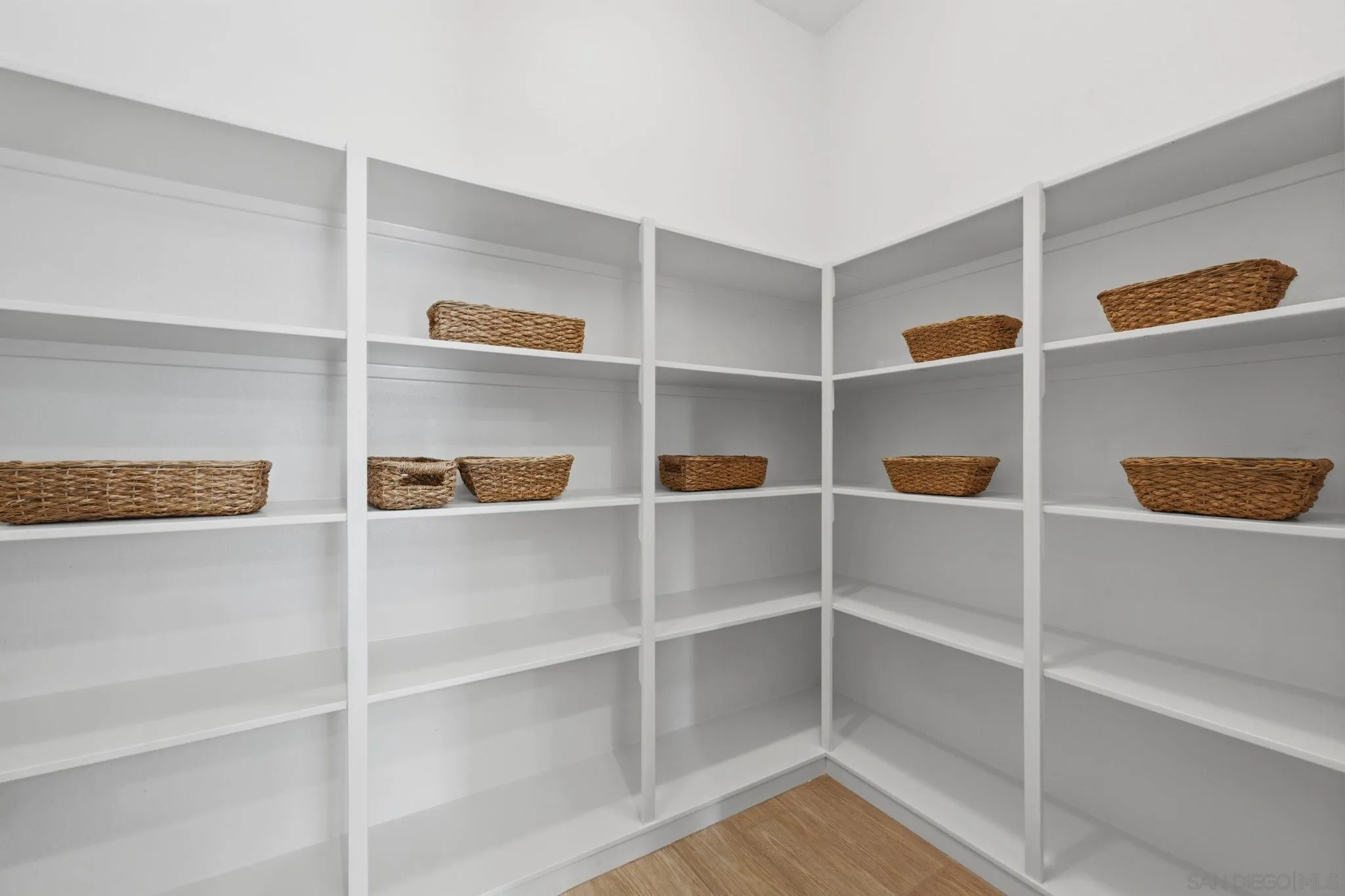 https://cdn.realtyfeed.com/cdn/127/260011617/cc8f475689bc106eb4b78bb146418cf1.webp