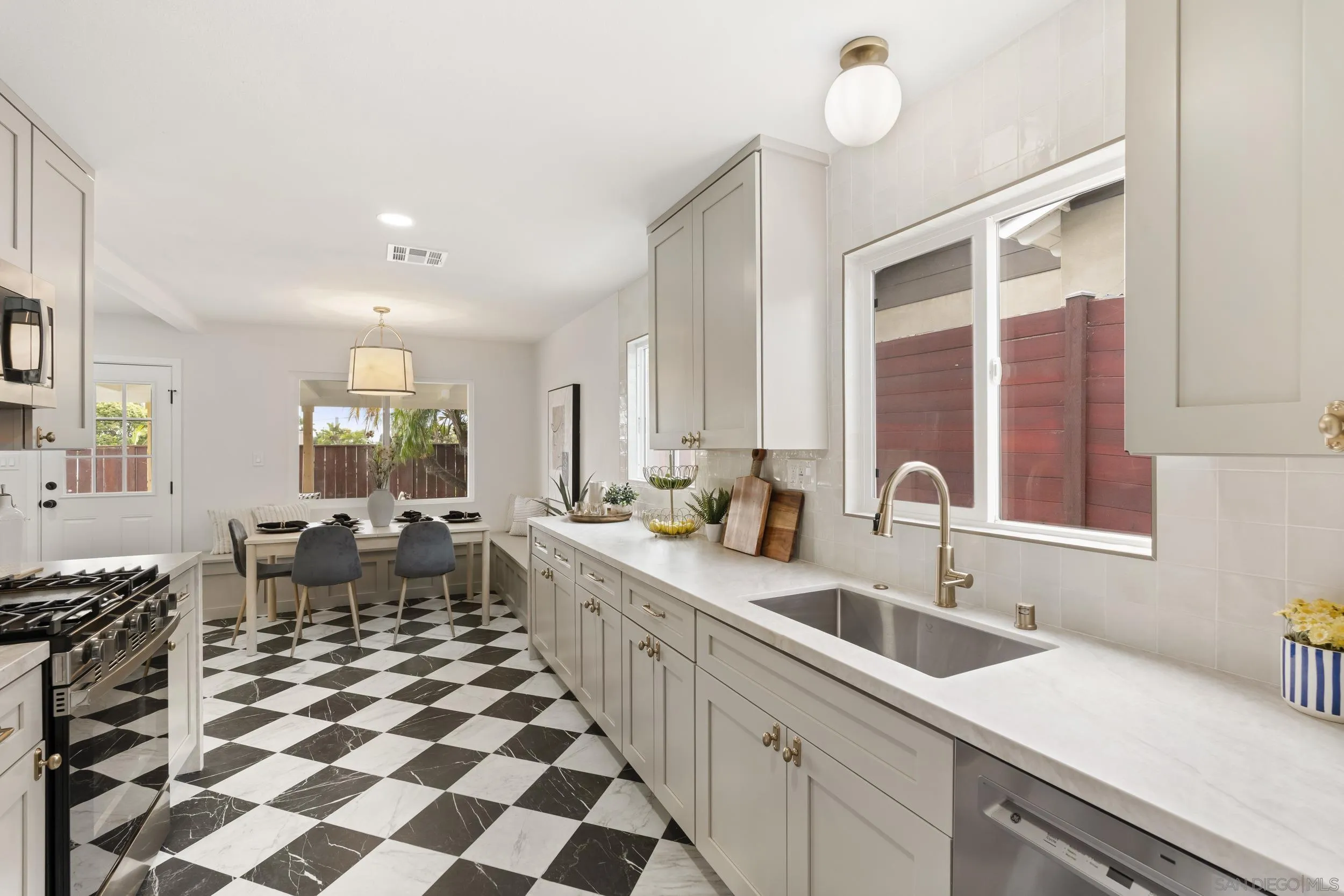 https://cdn.realtyfeed.com/cdn/127/260011623/69020b4e468aed65c63b2211018938b8.webp