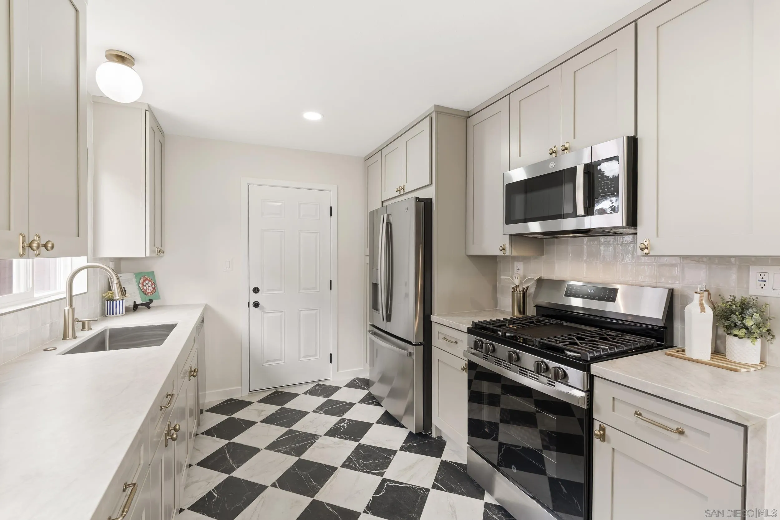 https://cdn.realtyfeed.com/cdn/127/260011623/9363c8e2eebad222307c334775ca4c43.webp