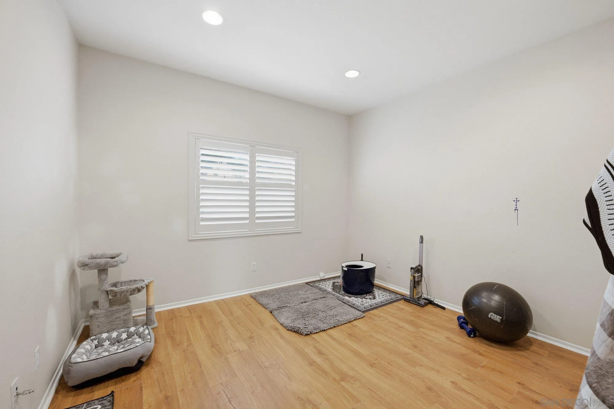 https://cdn.realtyfeed.com/cdn/127/260011631/0d60d71495f52d448295726c13c7fa6a.webp