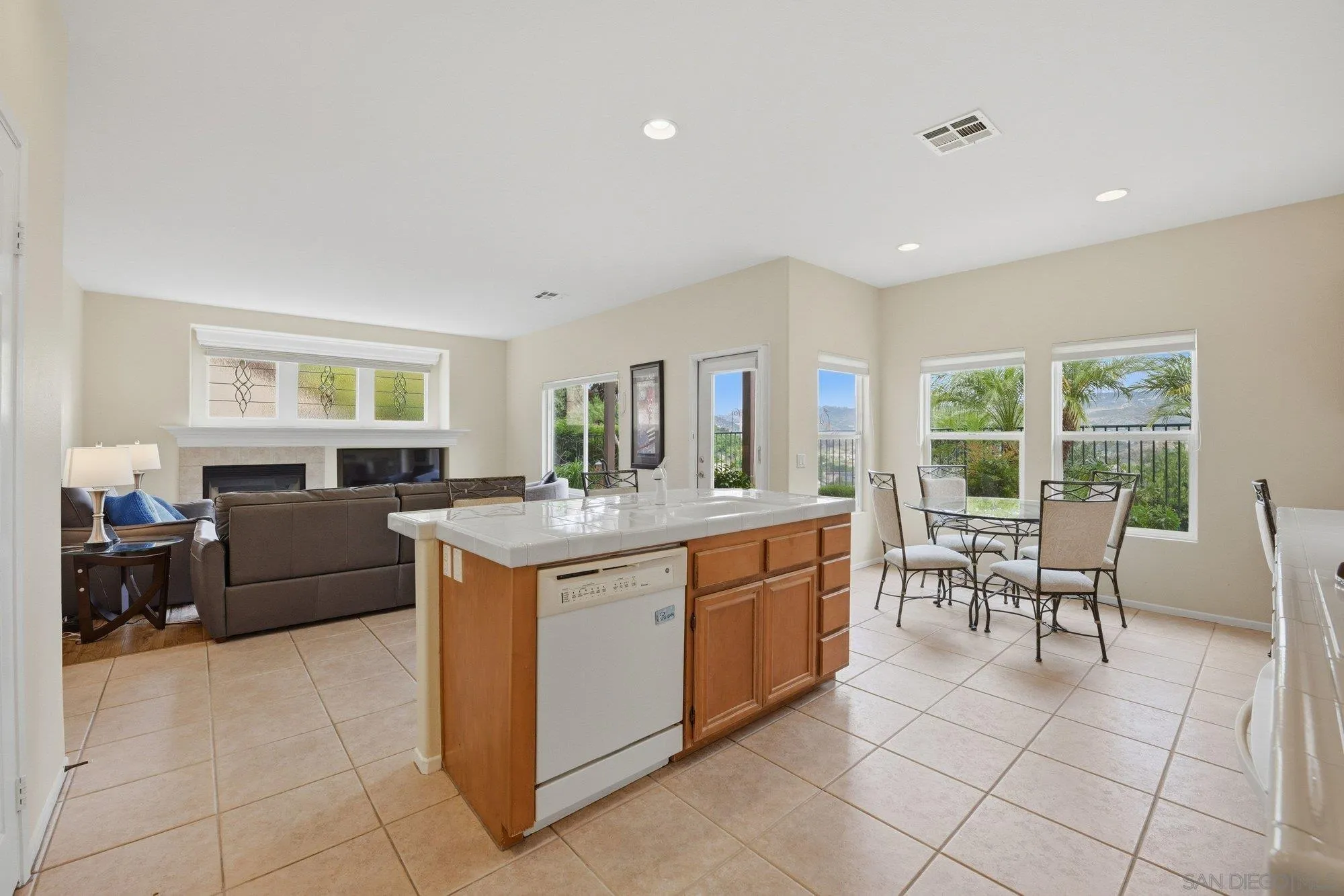https://cdn.realtyfeed.com/cdn/127/260011631/584ad85aa1861bdc57307067bdd22e24.webp