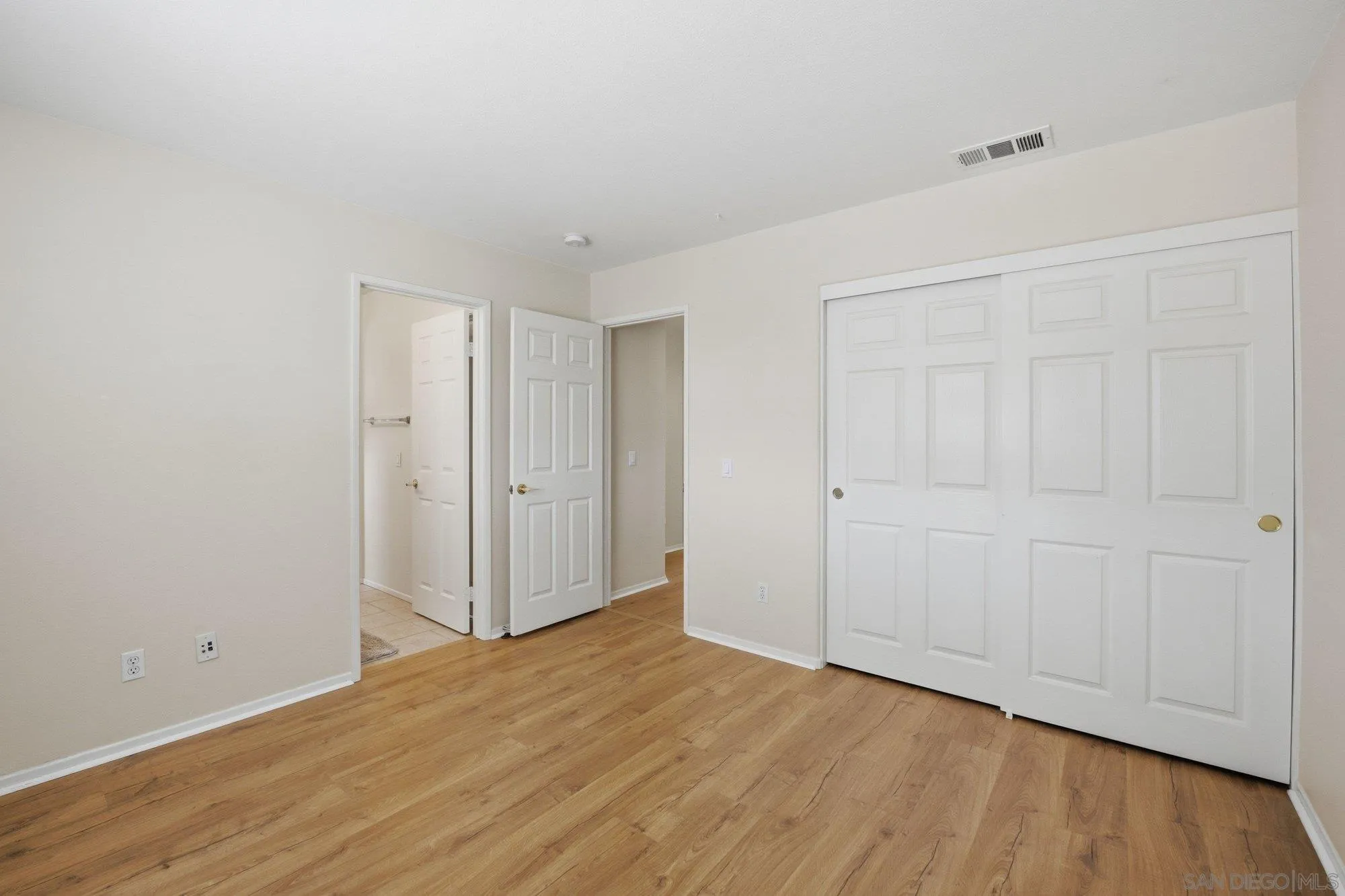 https://cdn.realtyfeed.com/cdn/127/260011631/f989d2b24b7c5bbb6afe3d15aa836fe2.webp