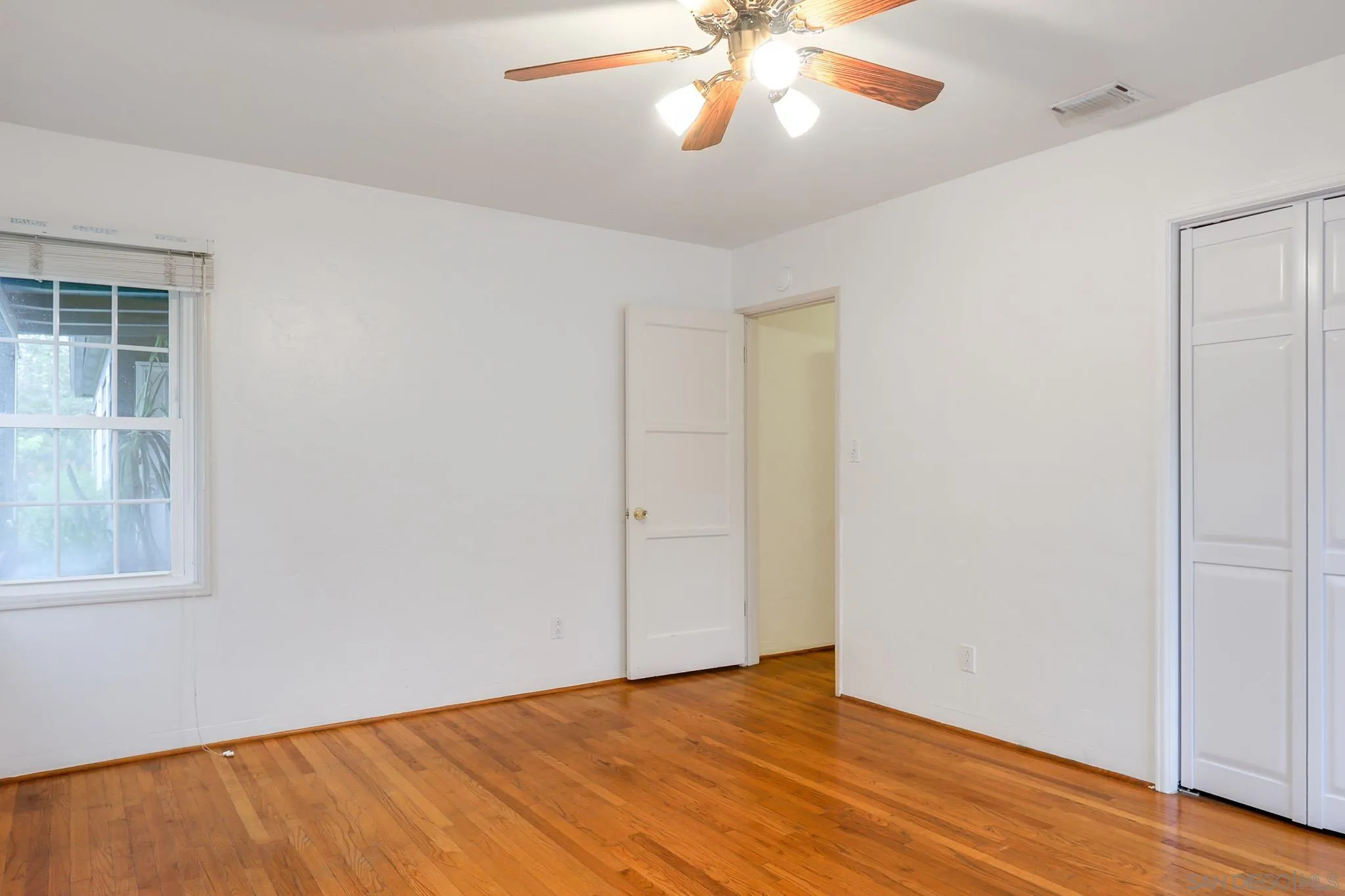 https://cdn.realtyfeed.com/cdn/127/260011641/aab6e096ba1576bb92921af5bc3aa30f.webp