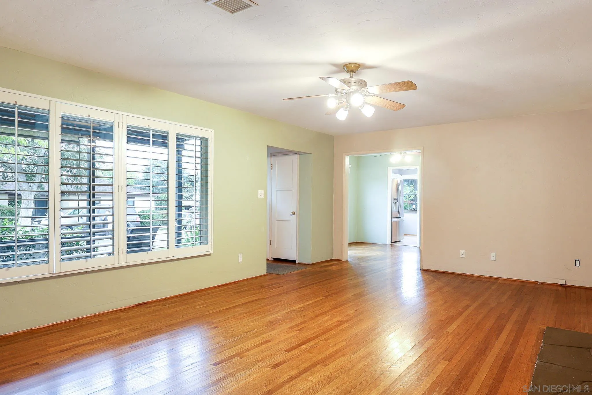 https://cdn.realtyfeed.com/cdn/127/260011641/fa6f8e961a3e4fb0035bbbc037e0e6d8.webp