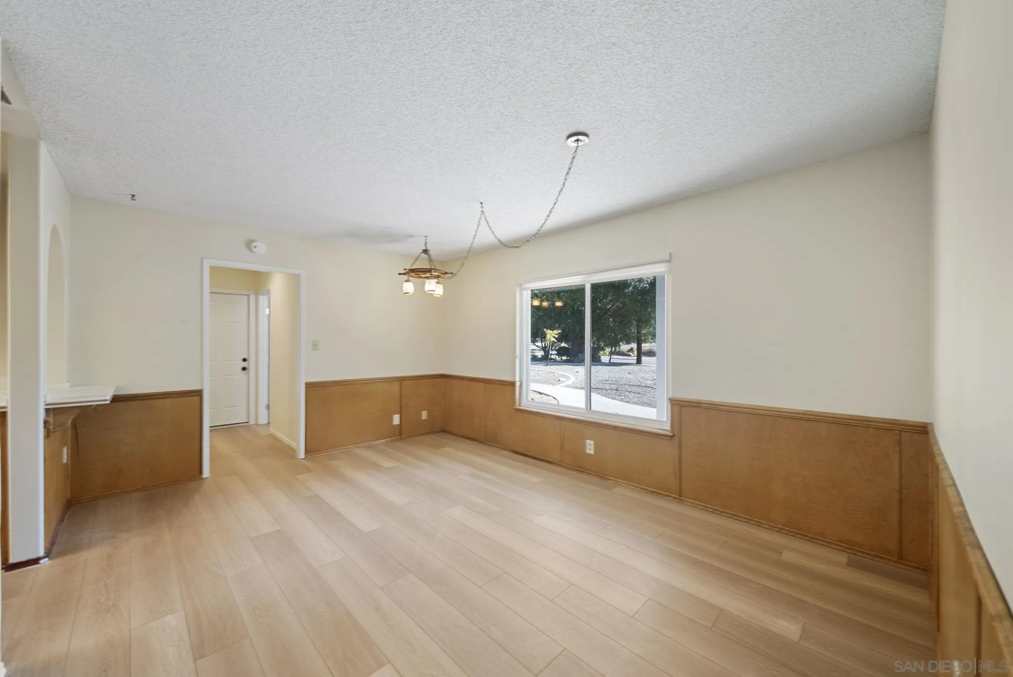 https://cdn.realtyfeed.com/cdn/127/260011642/8017f52470e0824da052739d28e63149.webp