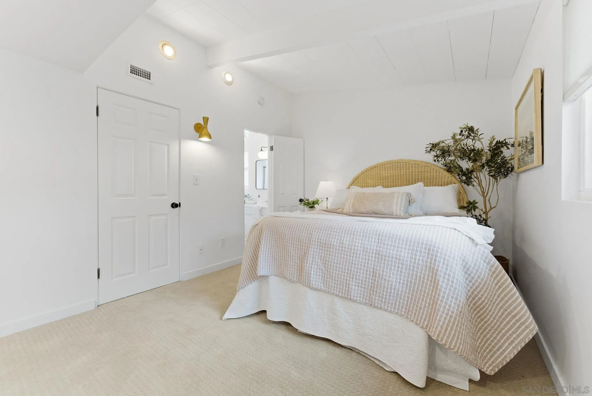 https://cdn.realtyfeed.com/cdn/127/260011645/b3a5ed0e188e8a661215ea2300fa2ecd.webp