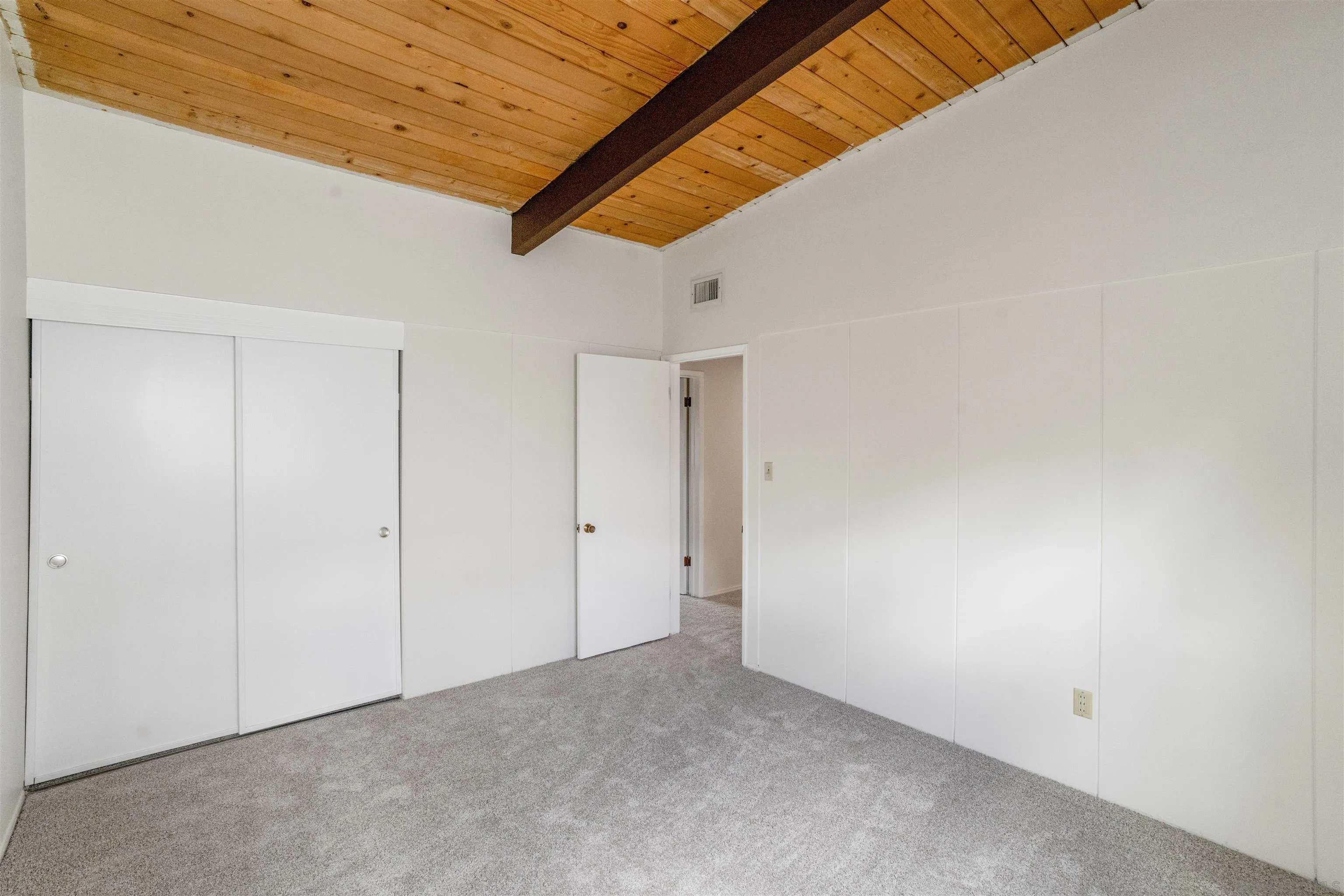 https://cdn.realtyfeed.com/cdn/127/260011649/6601ad45af19d935c89d5ea634ac1c82.webp