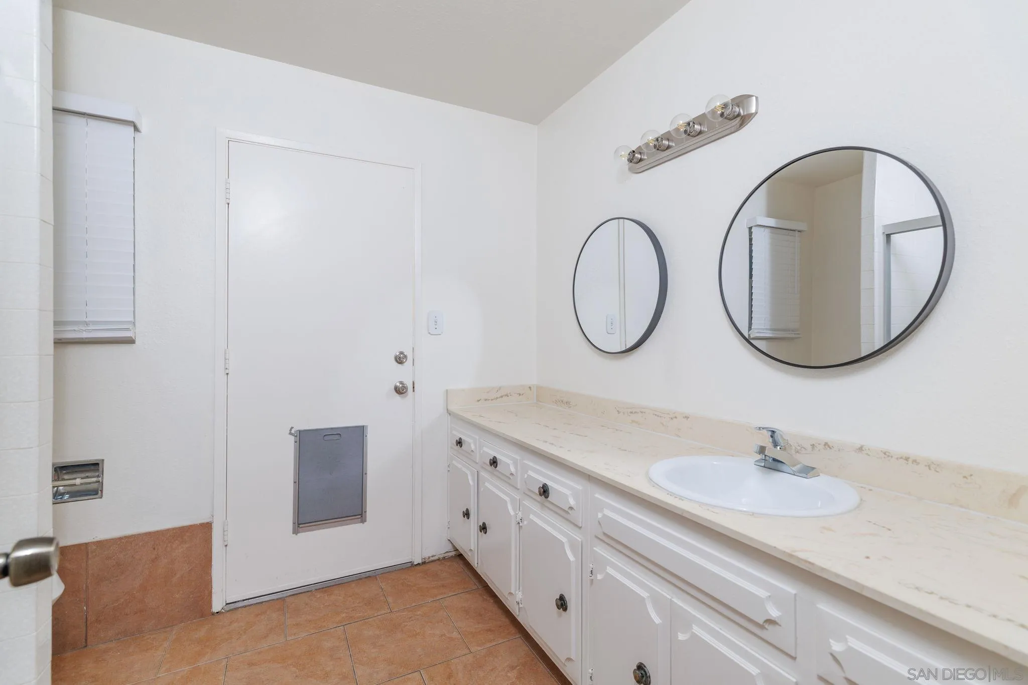 https://cdn.realtyfeed.com/cdn/127/260011677/ec5a1edbe0cc2bc545986d21cb20c416.webp