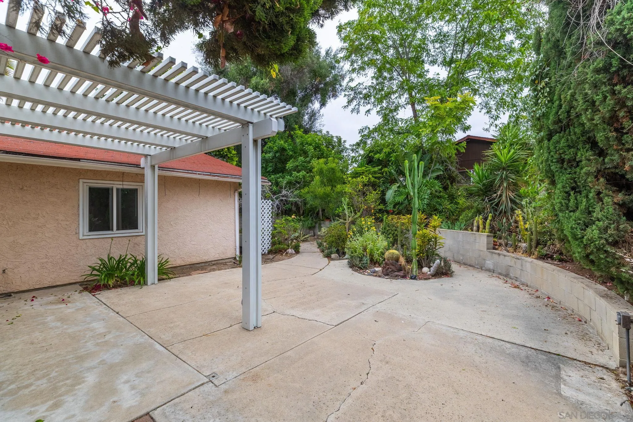 https://cdn.realtyfeed.com/cdn/127/260011677/ed23bcbfb209847bb5d044f942738a75.webp