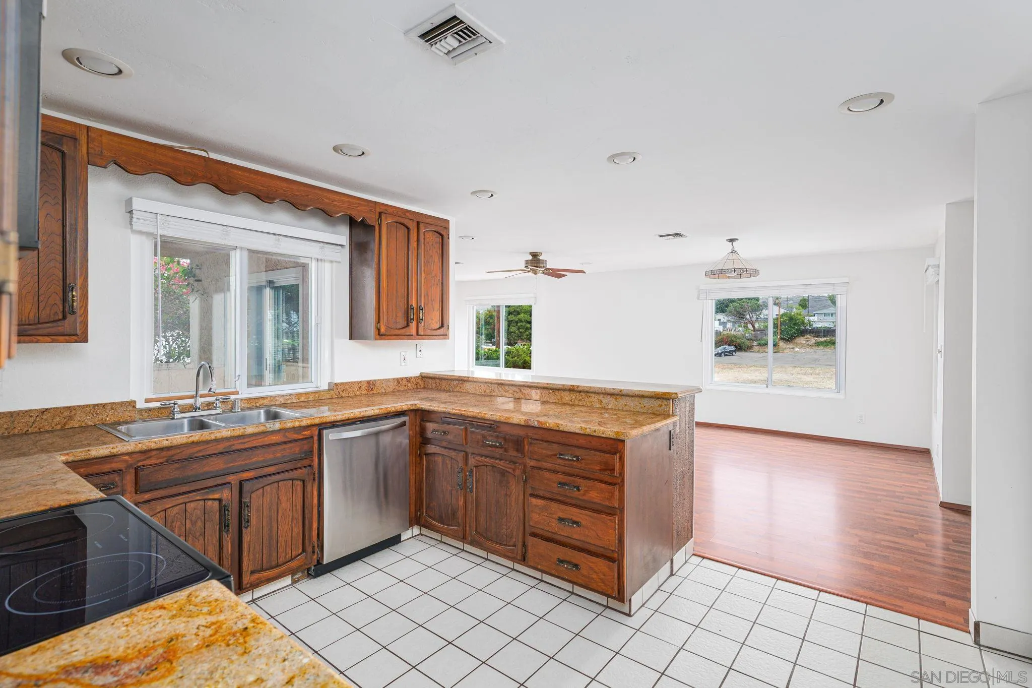 https://cdn.realtyfeed.com/cdn/127/260011677/f9611e206fdbeb8e3fbe86963b6f43bf.webp