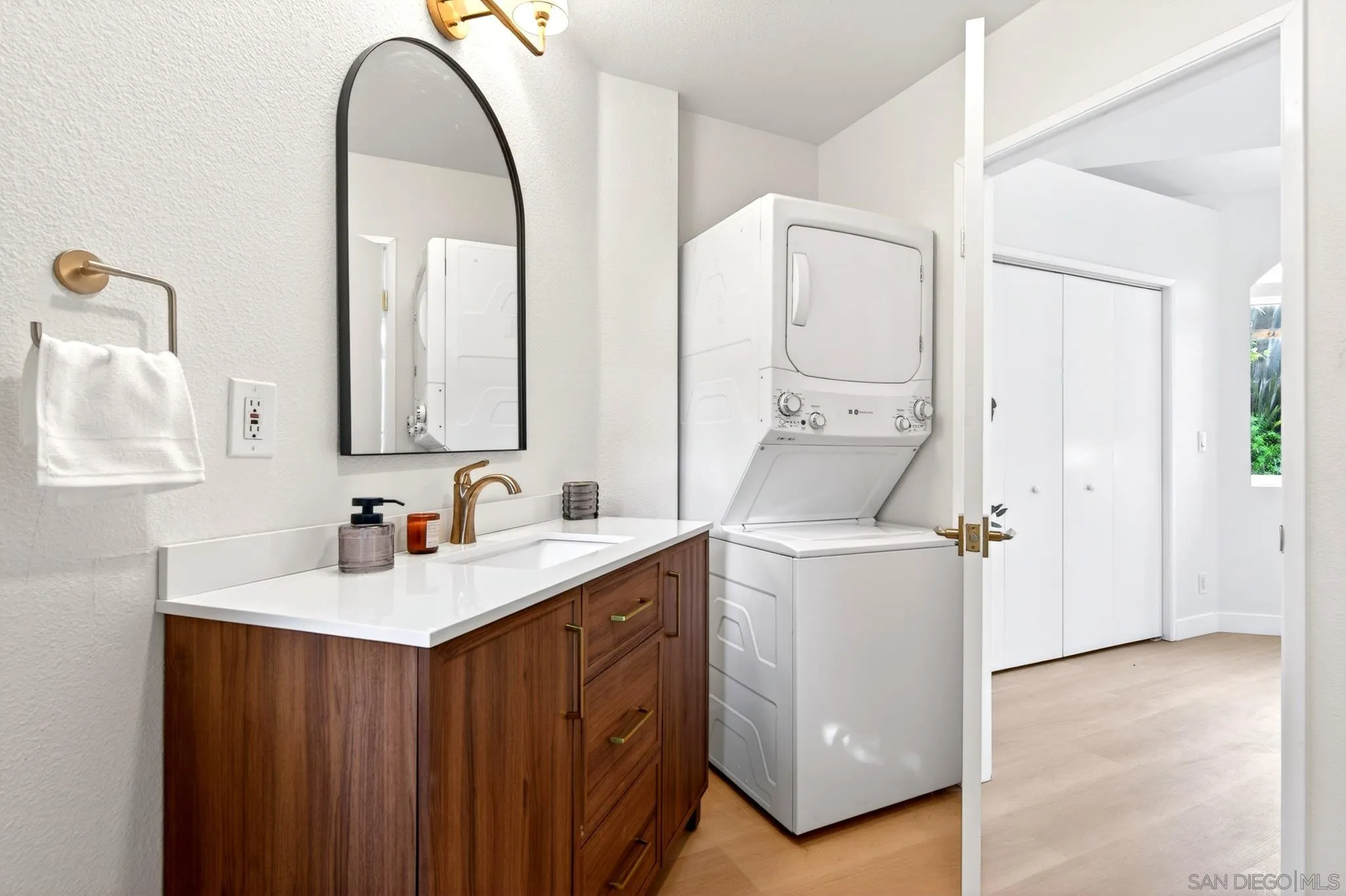 https://cdn.realtyfeed.com/cdn/127/260011684/452992cc34a043077c5eb56dc43a4410.webp