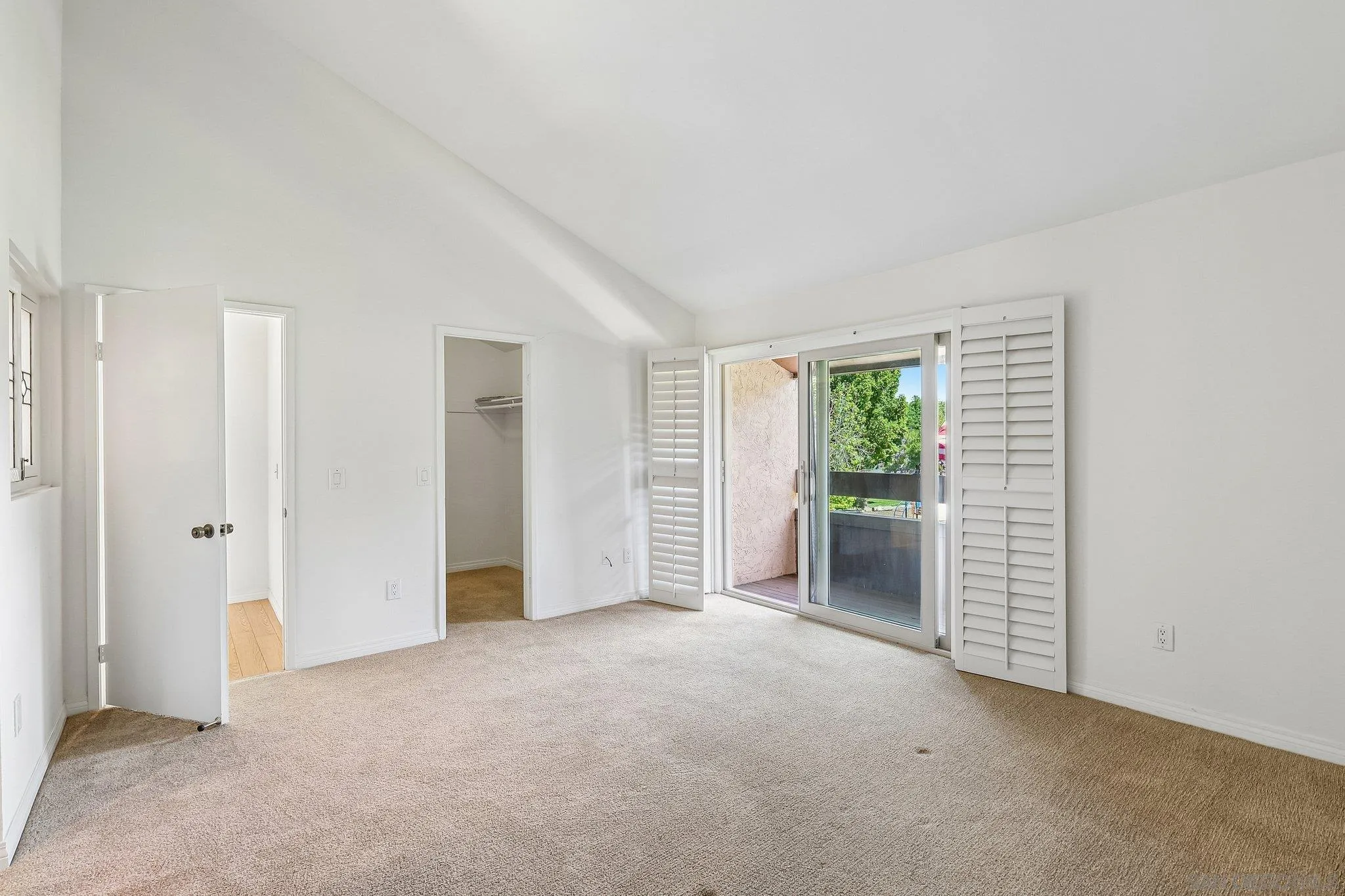 https://cdn.realtyfeed.com/cdn/127/260011689/28a6bc962716a9085f5eae54149801d3.webp