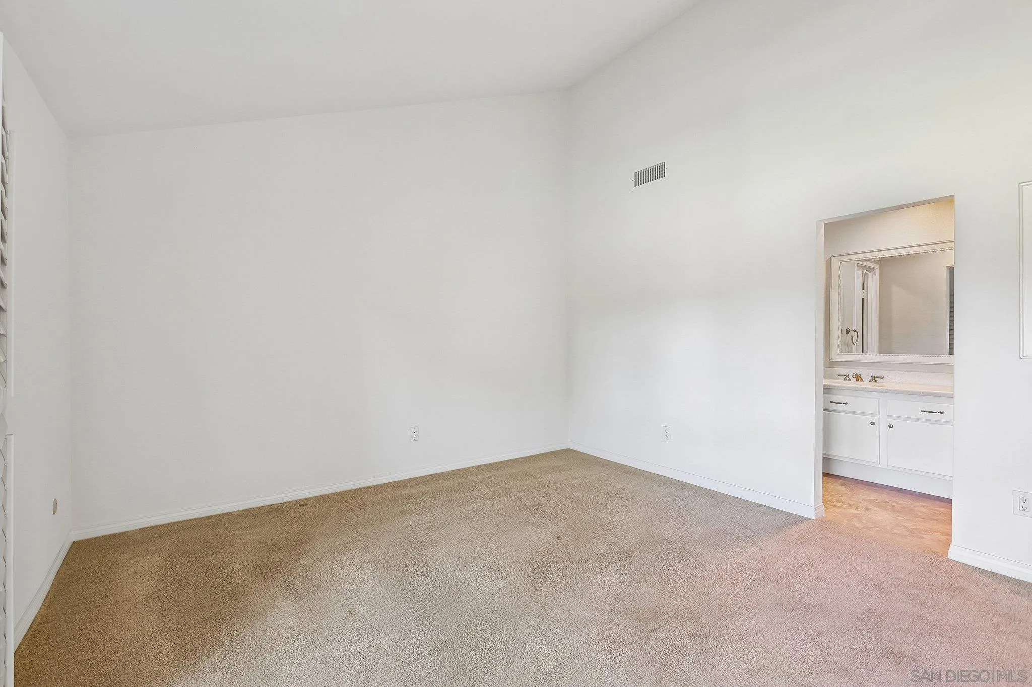 https://cdn.realtyfeed.com/cdn/127/260011689/46faffcab5cd25221fa970007c5483bd.webp