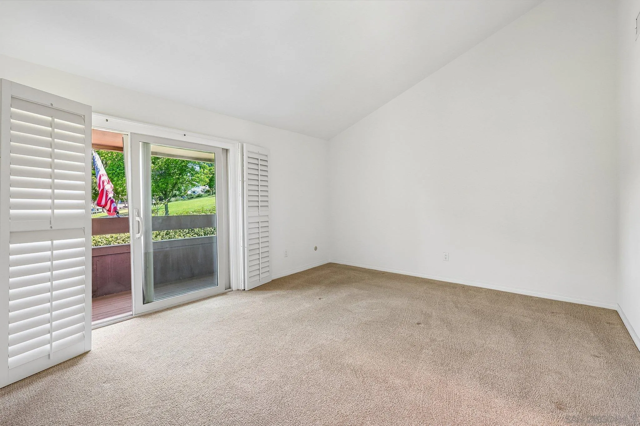 https://cdn.realtyfeed.com/cdn/127/260011689/4dd2b0f12319368bd091675e41657cd2.webp