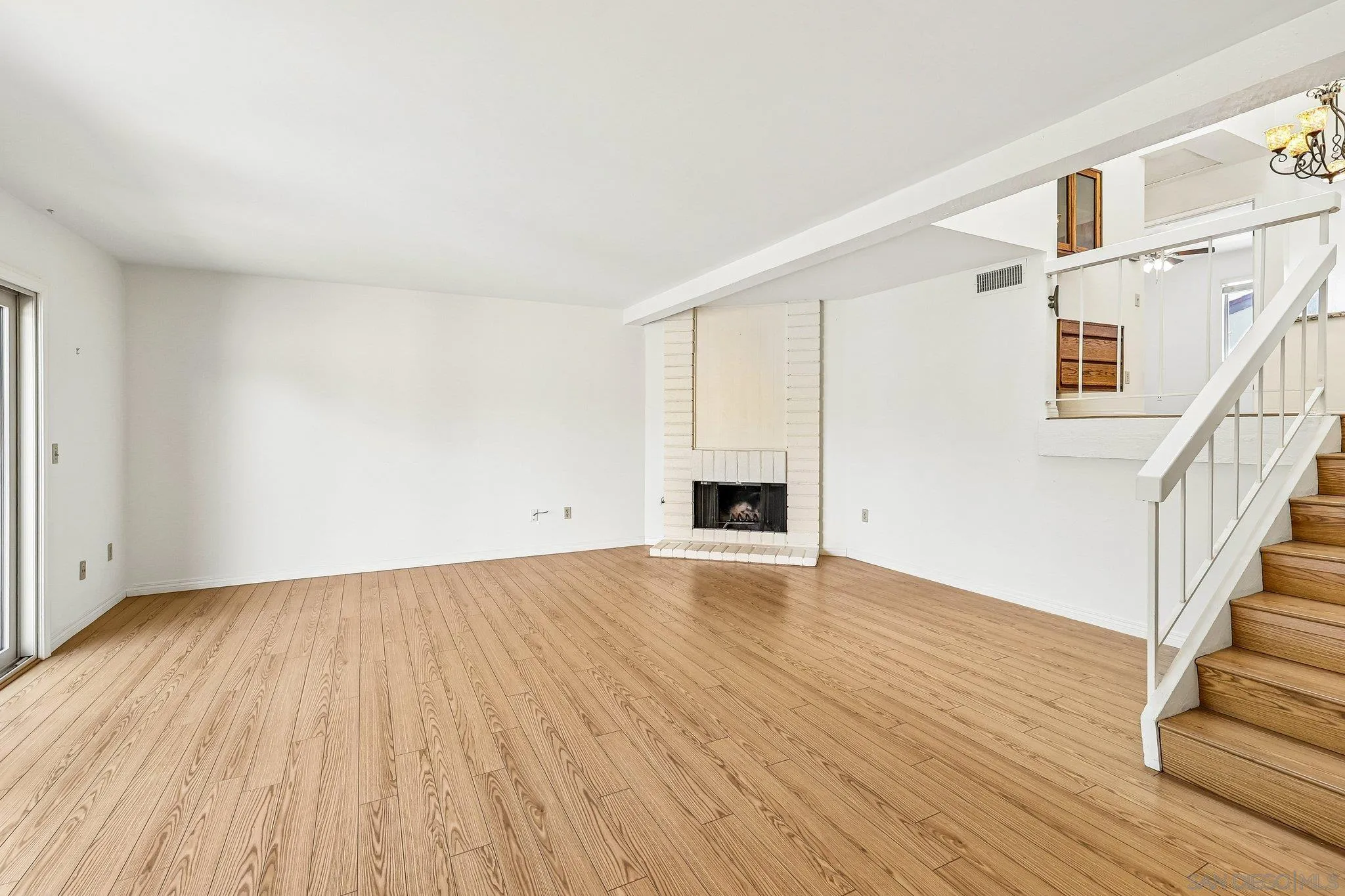 https://cdn.realtyfeed.com/cdn/127/260011689/f492efc8f4737745d66f3a4afde418da.webp