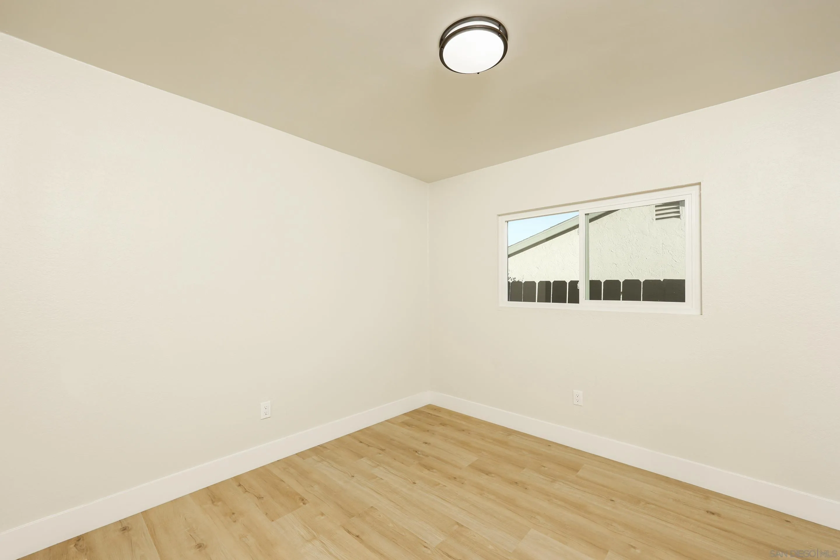 https://cdn.realtyfeed.com/cdn/127/260011692/de13c1f343a0a729076b6ec79b064e12.webp
