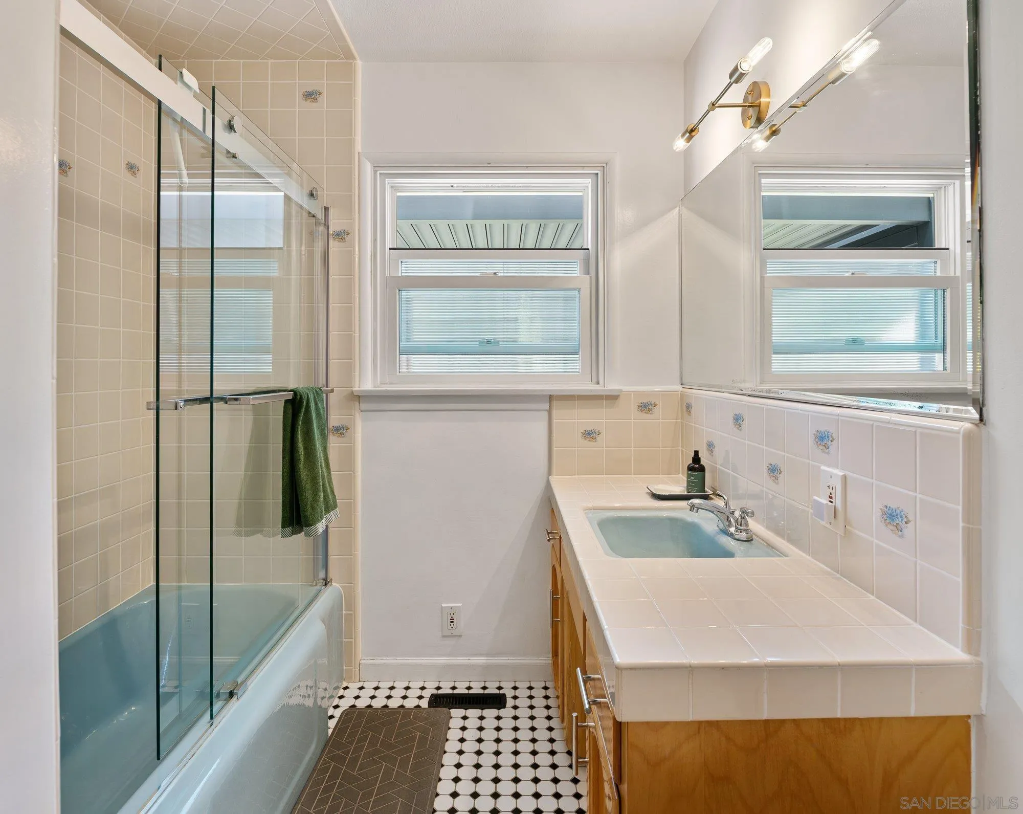 https://cdn.realtyfeed.com/cdn/127/260011696/fa39ce743711fb8db818ec46274bcfc6.webp