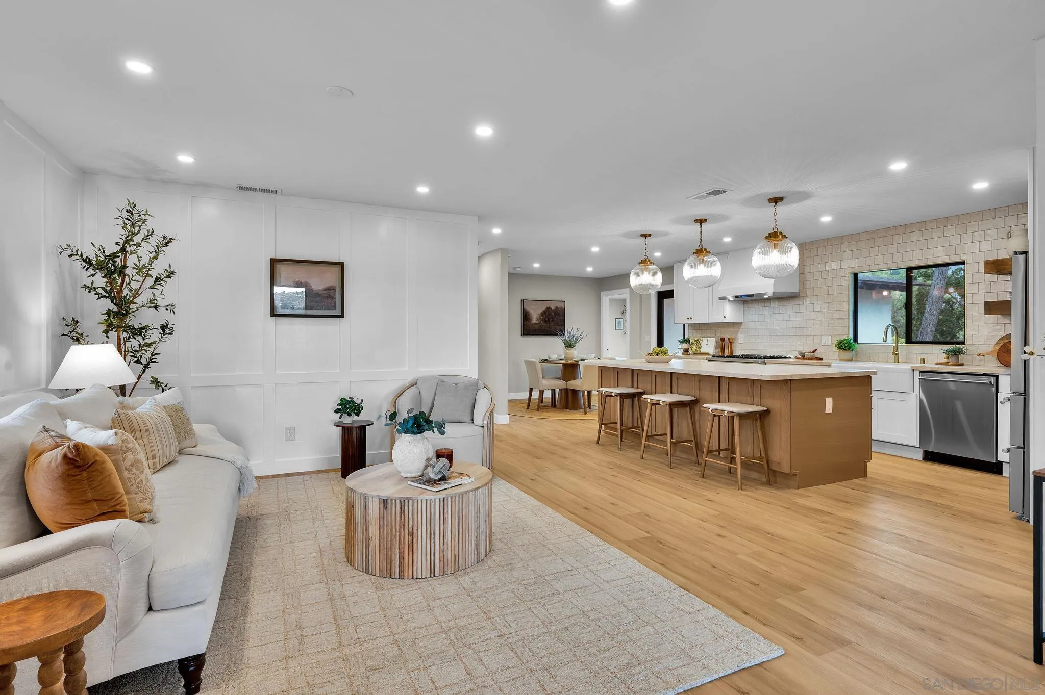 https://cdn.realtyfeed.com/cdn/127/260011711/efa0f371e96e4bbad52c0f0b5bb7f12d.webp