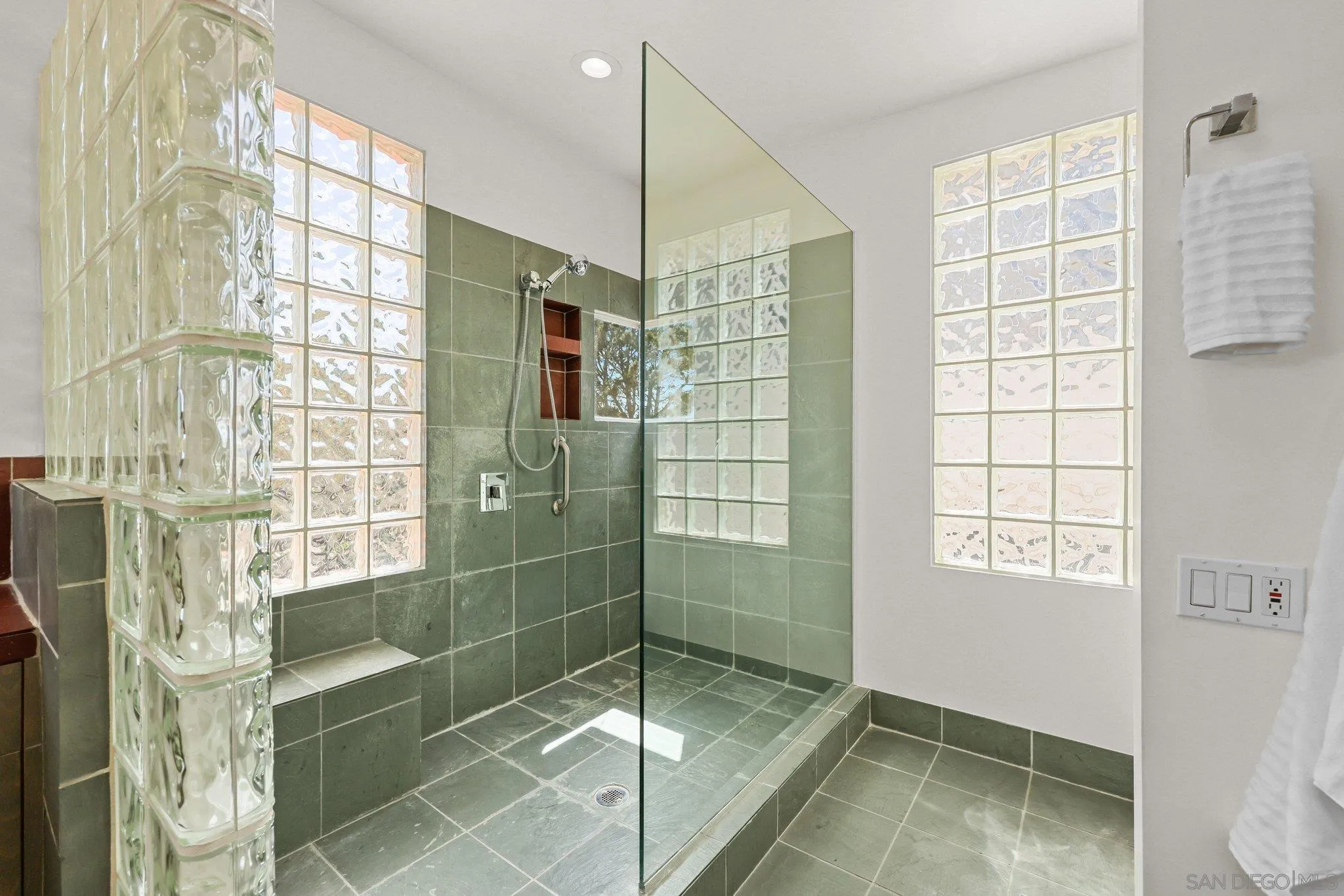 https://cdn.realtyfeed.com/cdn/127/260011726/53676a079dc51cfc42b887cc3cbed3a8.webp