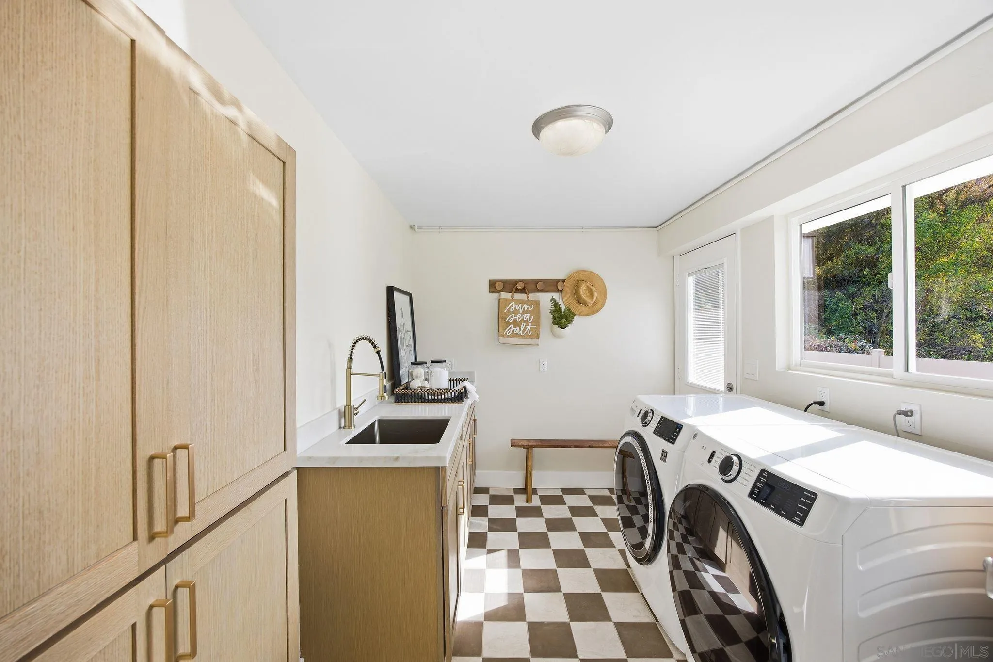 https://cdn.realtyfeed.com/cdn/127/260011749/b046a9d43dd6516645546c976df8ec7c.webp