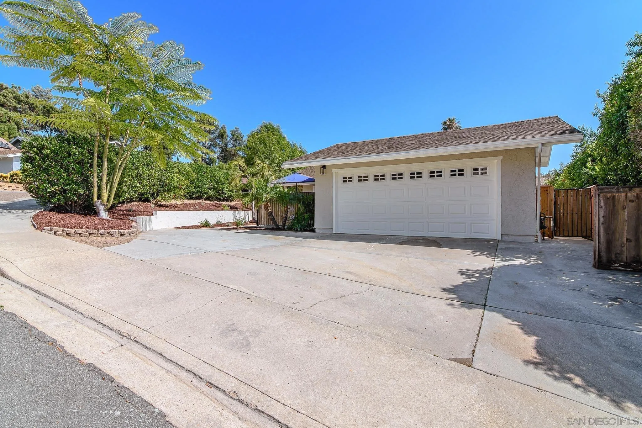 https://cdn.realtyfeed.com/cdn/127/260011767/c9f86a8247d83bcdfe8856fb5eb73a24.webp