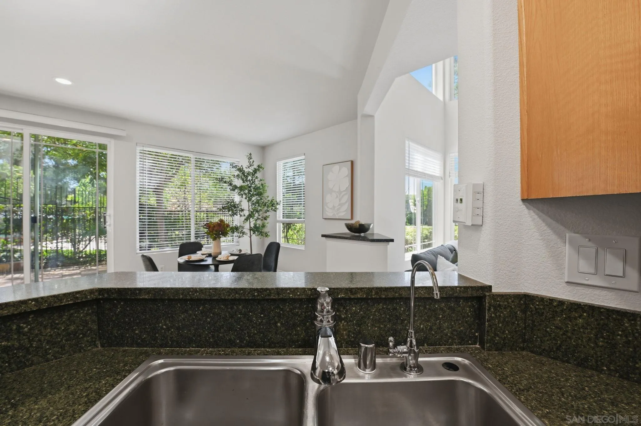 https://cdn.realtyfeed.com/cdn/127/260011786/4dd8e99bd08bf96bf8189a031ecf07c4.webp
