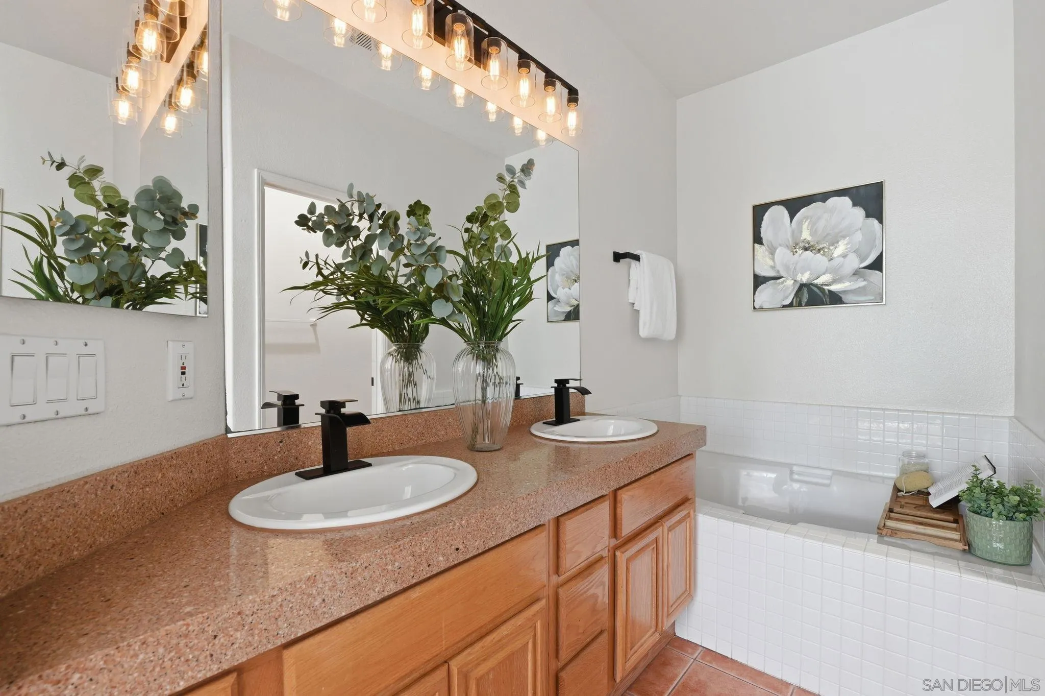 https://cdn.realtyfeed.com/cdn/127/260011786/bd88ae8480612fe3b4ad2805af1748bb.webp