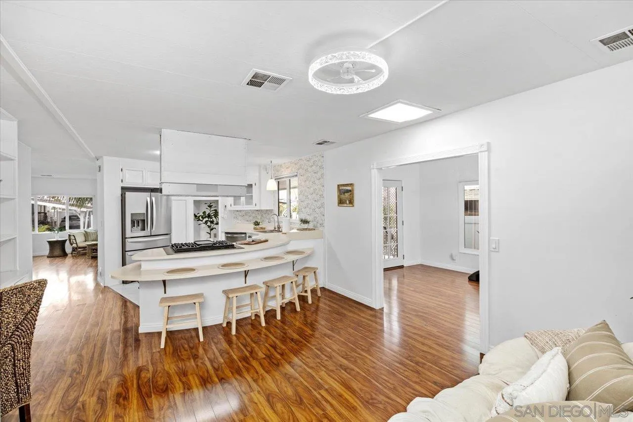 https://cdn.realtyfeed.com/cdn/127/260011794/38308bea40d1032538822fbe1571a163.webp