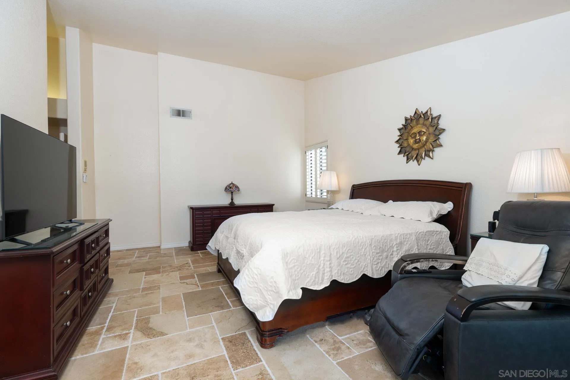 https://cdn.realtyfeed.com/cdn/127/260011798/15a74a6211210f812d7e23af6a4dc612.webp