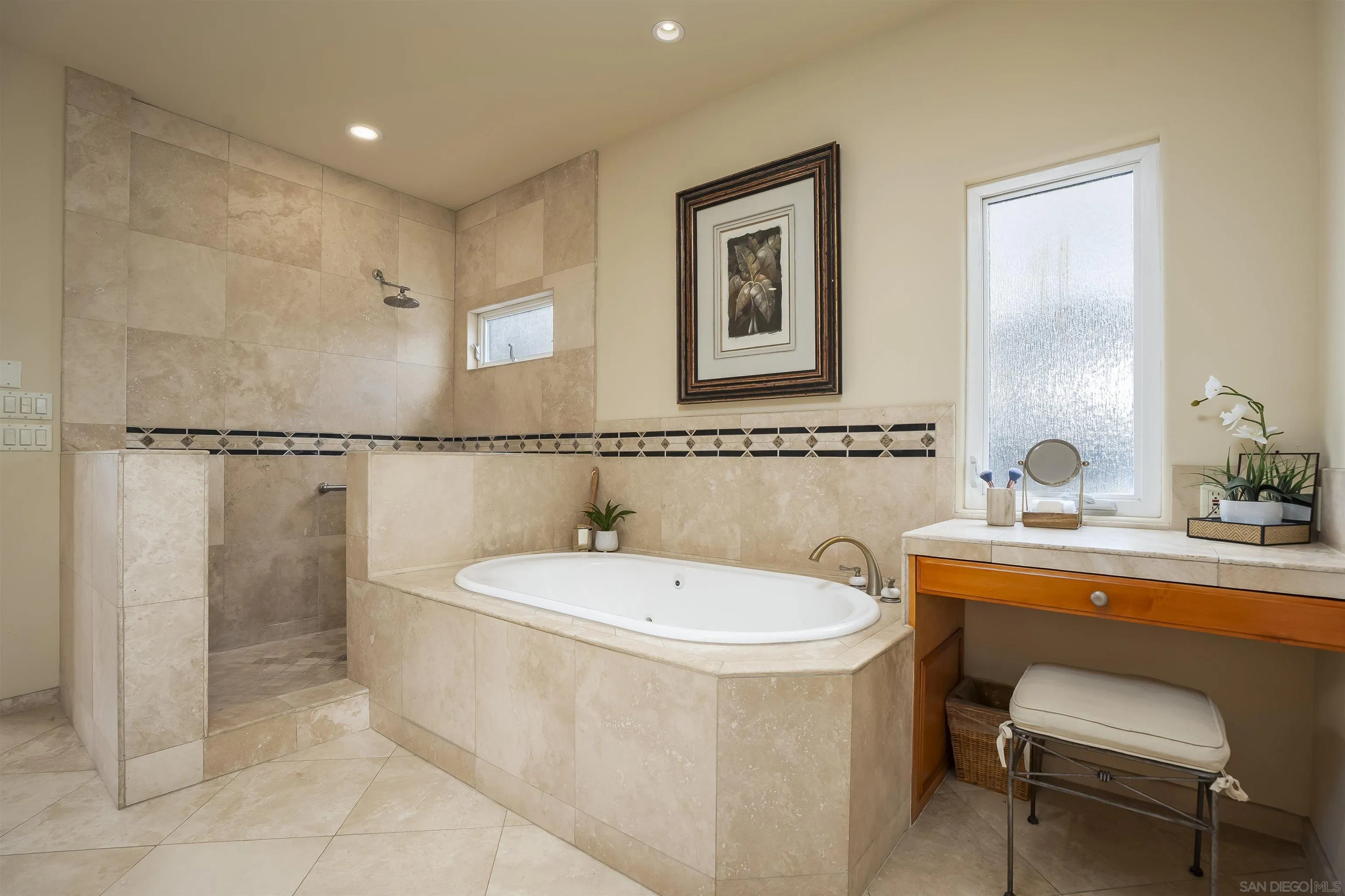 https://cdn.realtyfeed.com/cdn/127/260011815/53bf1be4ba824ec354c14ecb706d535b.webp