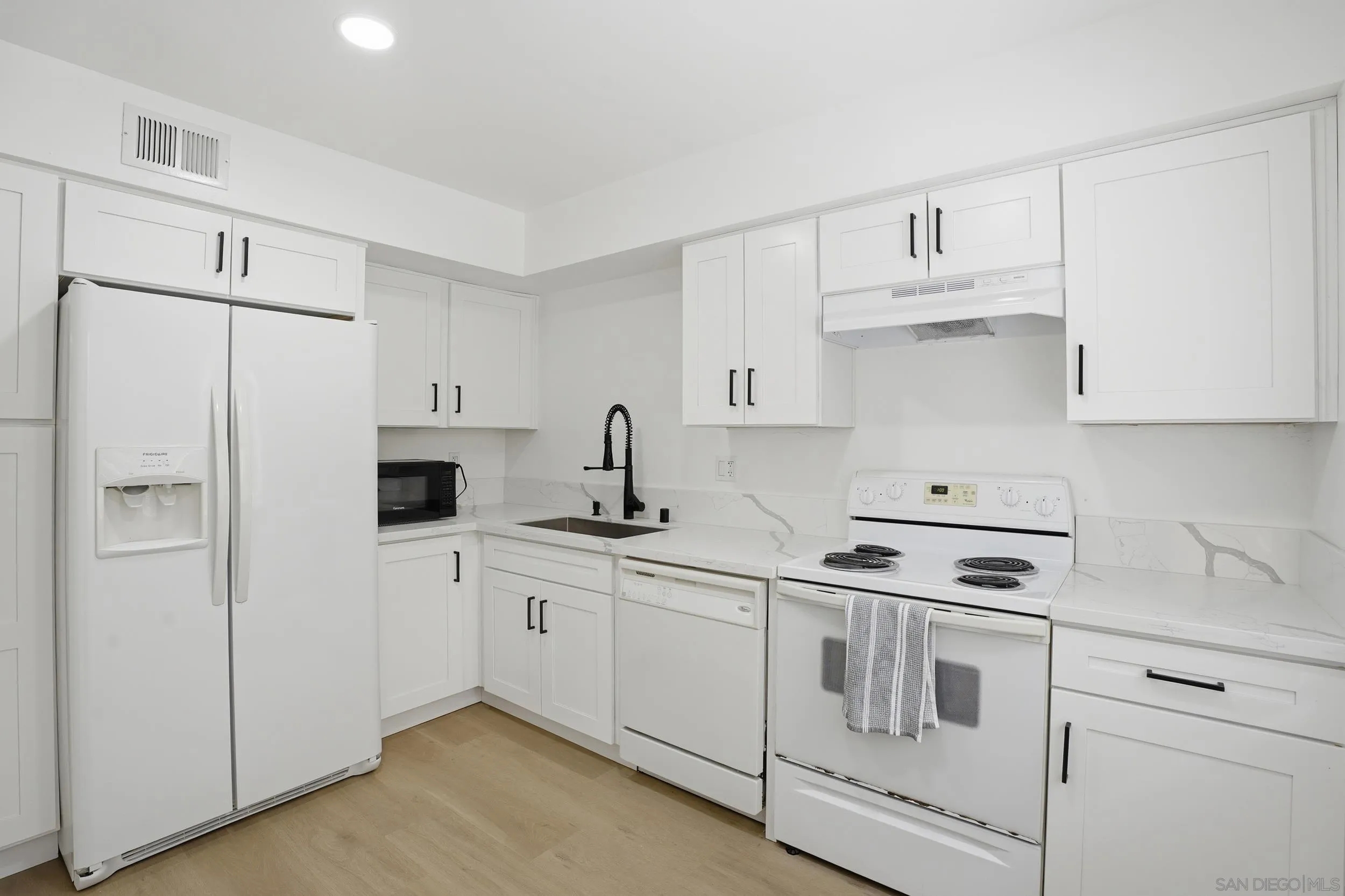 Photo #5: 260011816 Listing: Photo #5