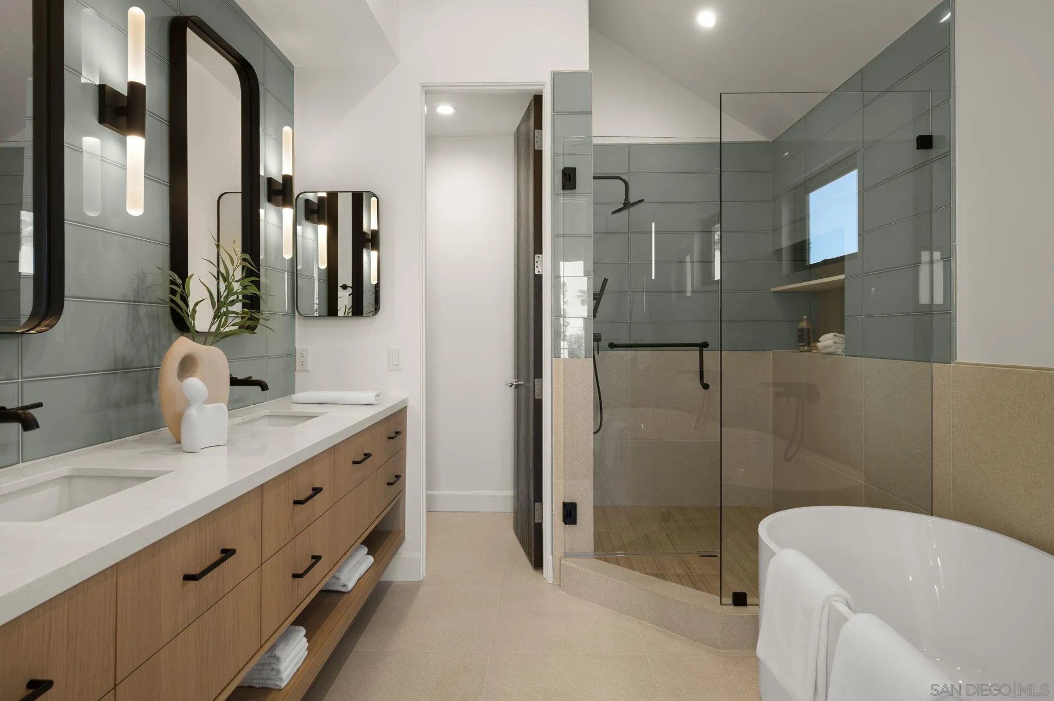 https://cdn.realtyfeed.com/cdn/127/260011828/293b8ab46eb3c377684372a27a4b01fa.webp