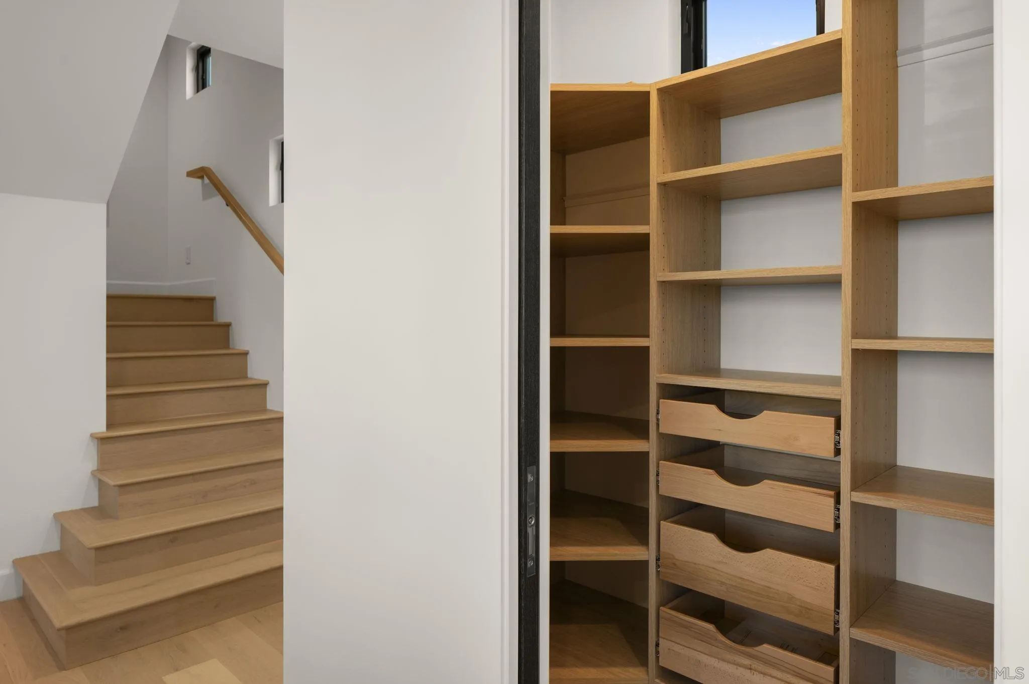 https://cdn.realtyfeed.com/cdn/127/260011828/46d2868f426dc46e8d33e7115610b95f.webp