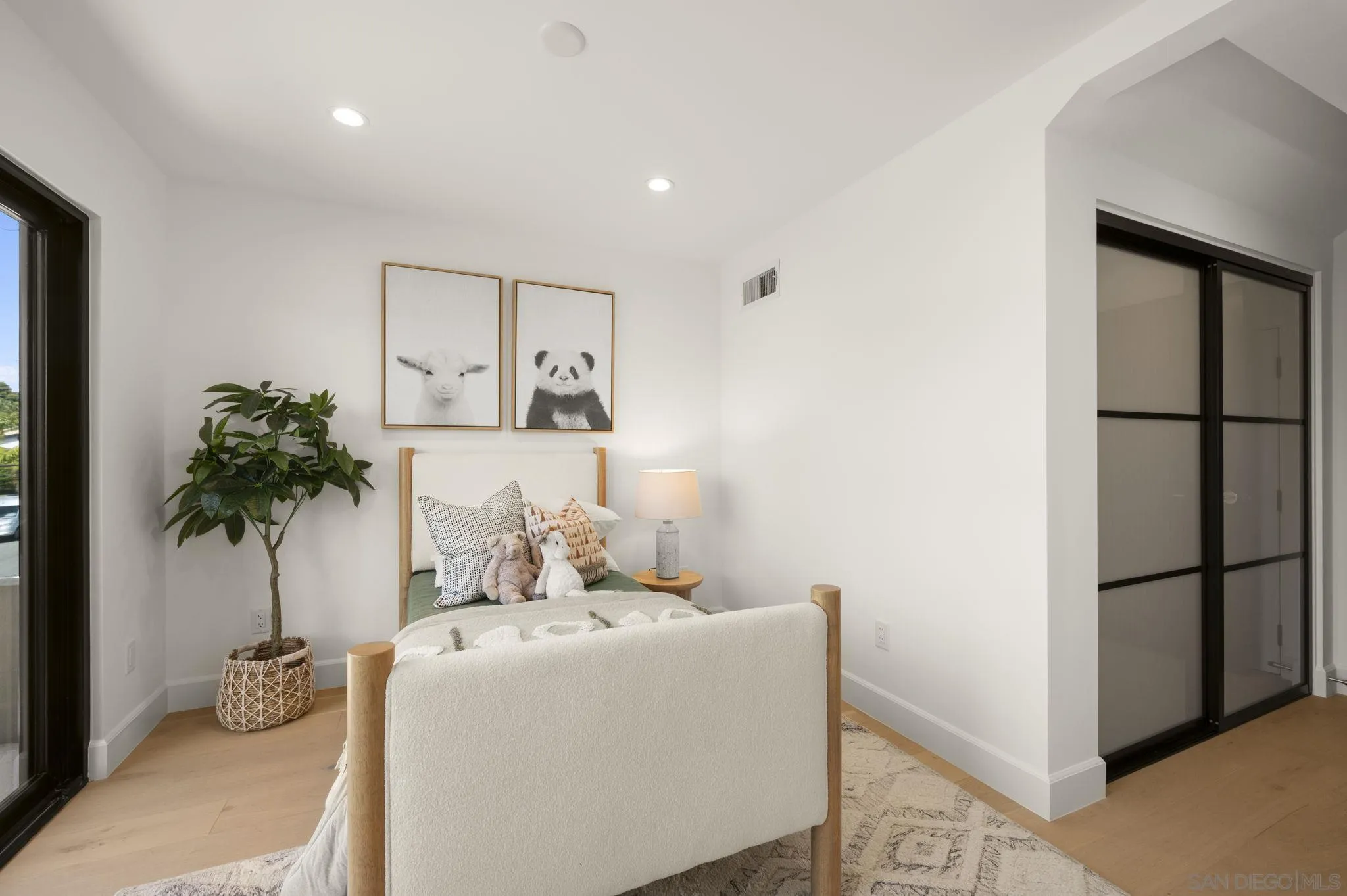 https://cdn.realtyfeed.com/cdn/127/260011828/c20fe6e7f84cd322dd8cfdb9db9f64c9.webp