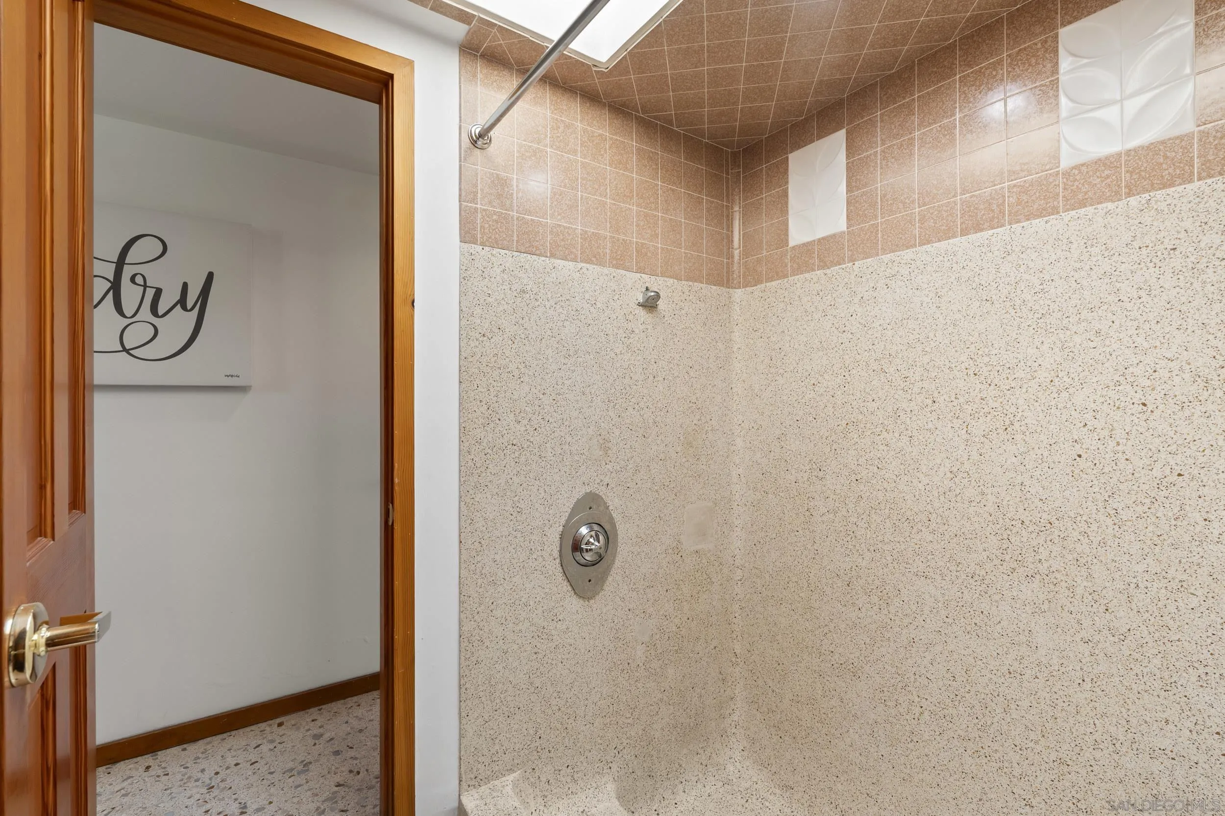 https://cdn.realtyfeed.com/cdn/127/260011841/c18478e6fc5e67cdcc161ec91b7a32b3.webp