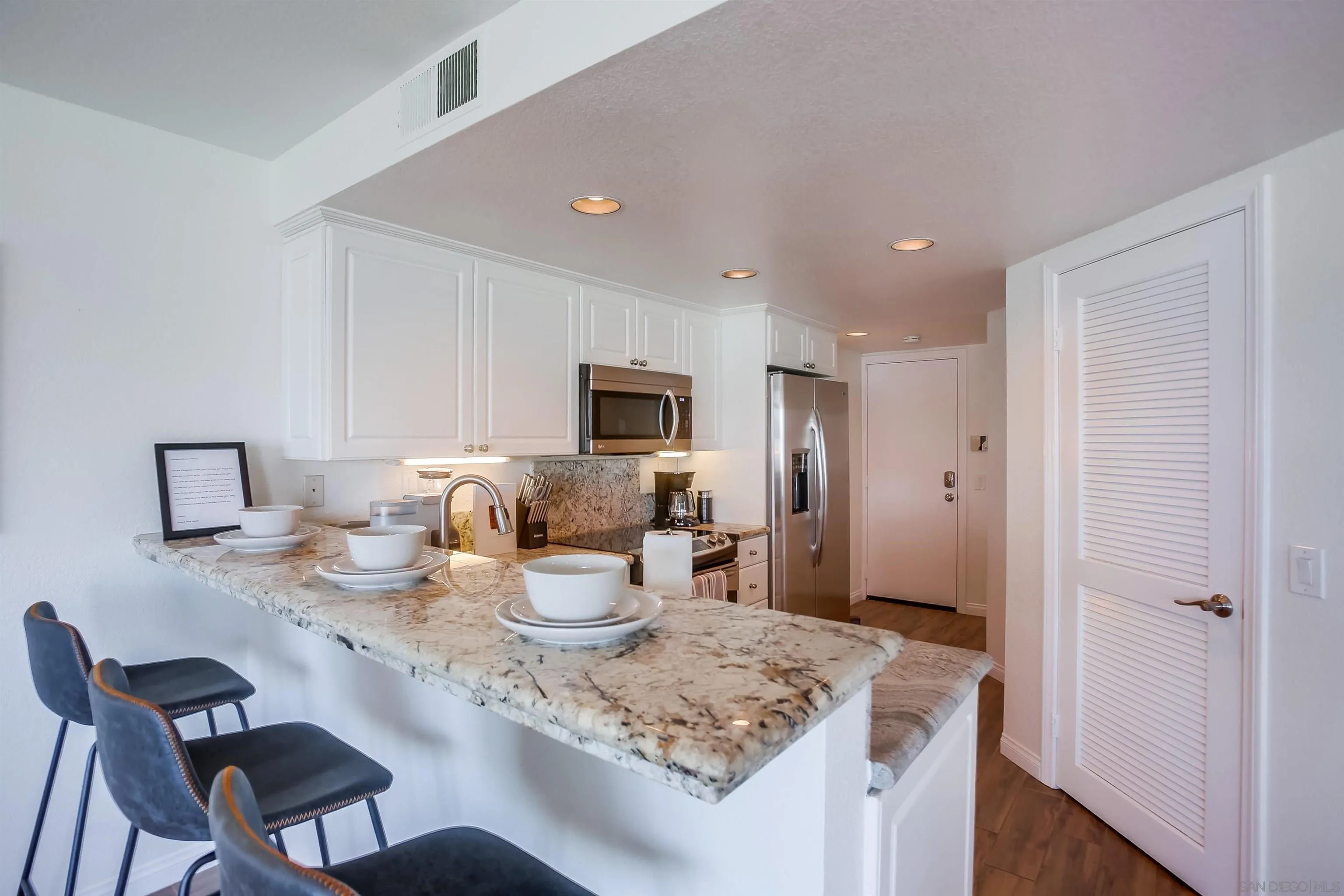 https://cdn.realtyfeed.com/cdn/127/260011850/e3eb88ee2bca087cef08d0611b6ade00.webp